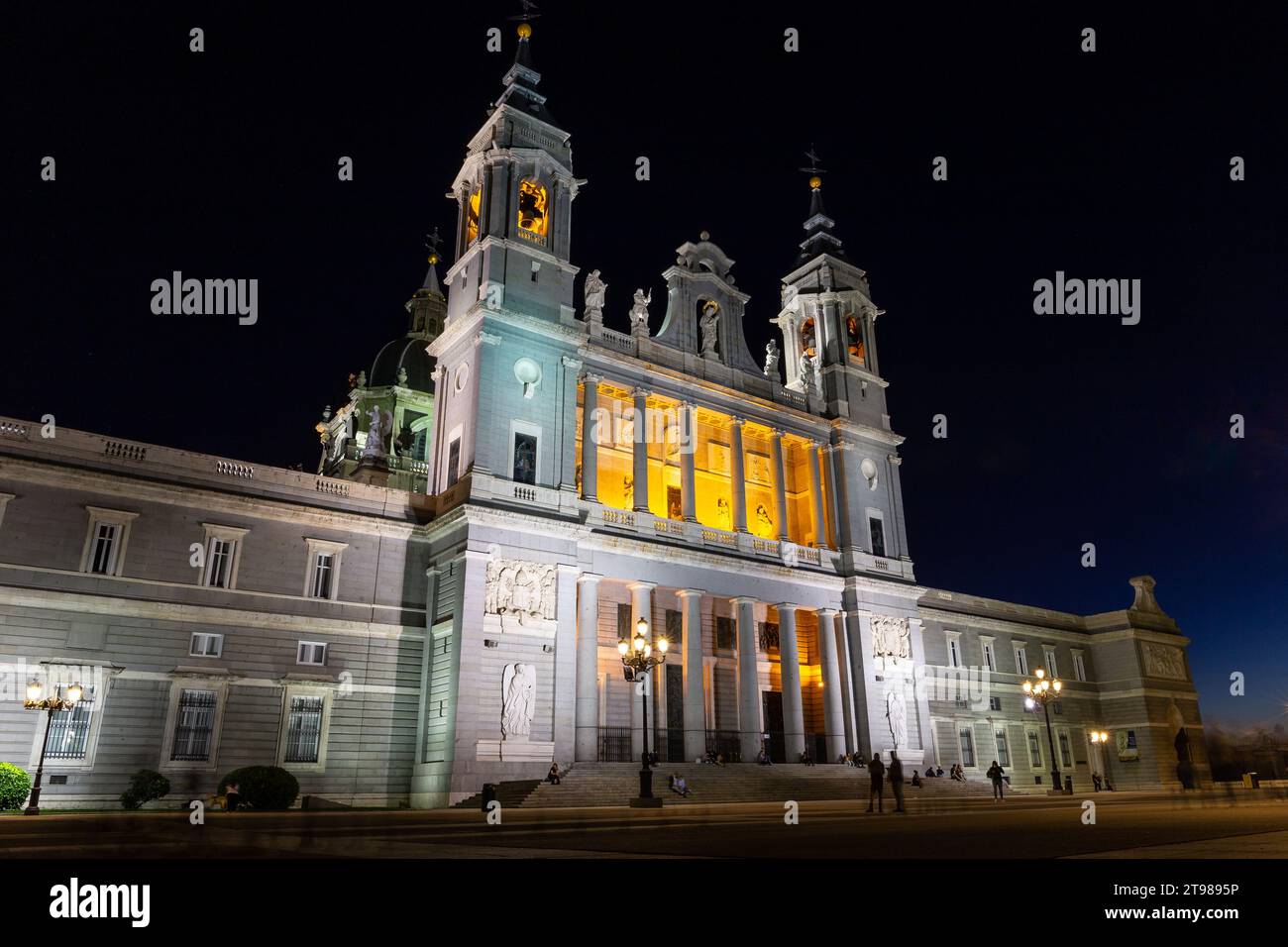 Madrid, Spagna, 09.10.21. Facciata principale illuminata della Cattedrale dell'Almudena (Santa Maria la Real de la Almudena), vista notturna. Foto Stock