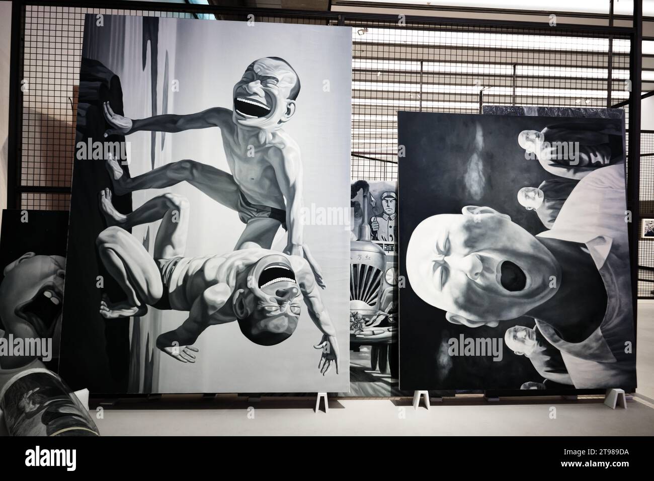 Roma, Italia - 4 novembre 2023: Dipinti di "uomini che ridono" di Yue Minjun nel Museo Maxxi Foto Stock
