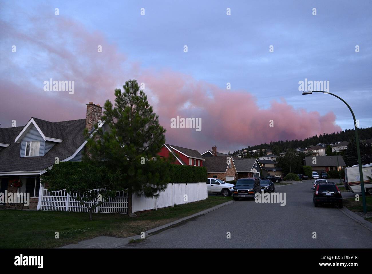 Kamloops, British Columbia, Canada - 22 luglio 2023: Fumo proveniente da un incendio nel cielo vicino alla città di Kamloops Foto Stock