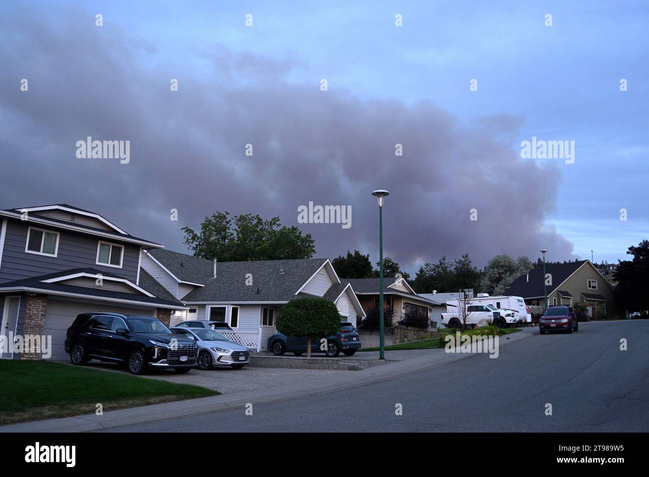 Kamloops, British Columbia, Canada - 22 luglio 2023: Fumo proveniente da un incendio nel cielo vicino alla città di Kamloops Foto Stock