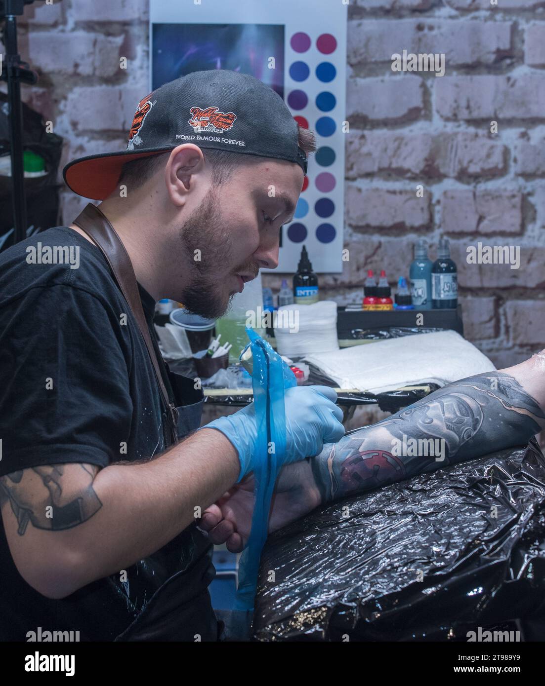 Convegno del tatuaggio a Varsavia 2019 che mostra arte e artigianato di tatuatori professionisti. Foto Stock