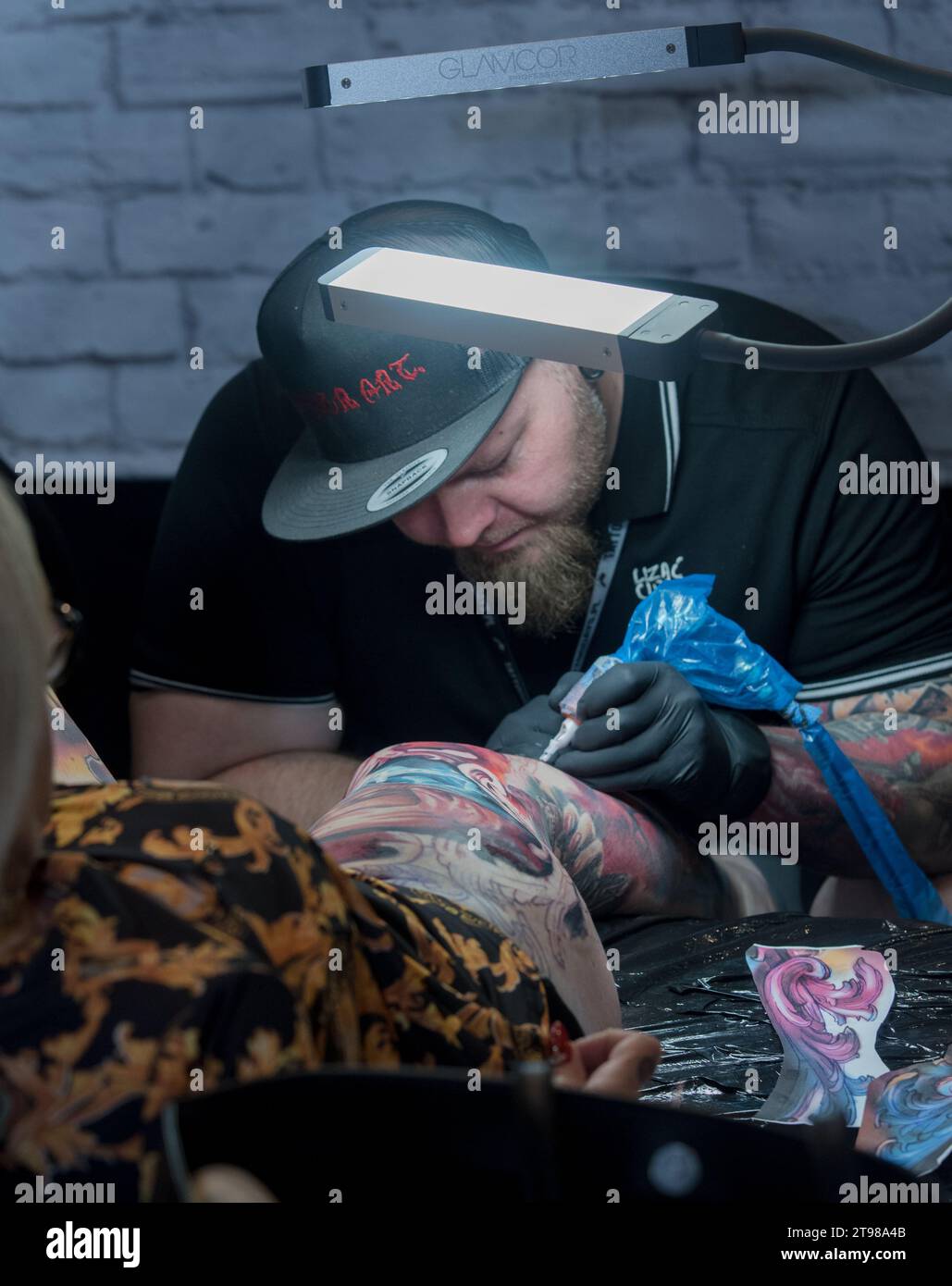 Convegno del tatuaggio a Varsavia 2019 che mostra arte e artigianato di tatuatori professionisti. Foto Stock