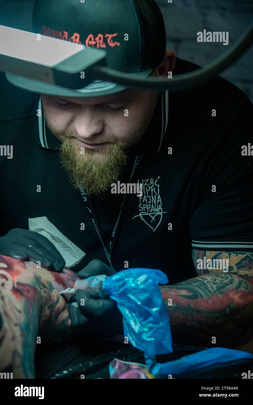 Convegno del tatuaggio a Varsavia 2019 che mostra arte e artigianato di tatuatori professionisti. Foto Stock