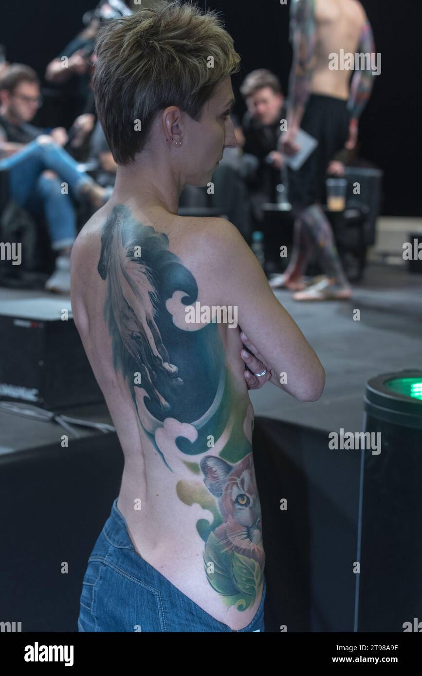 Convegno del tatuaggio a Varsavia 2019 che mostra arte e artigianato di tatuatori professionisti. Foto Stock