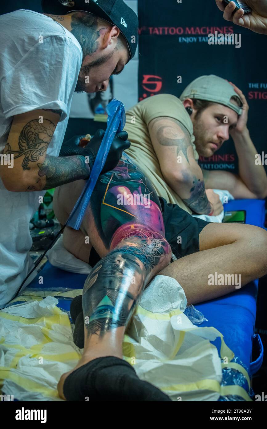 Convegno del tatuaggio a Varsavia 2019 che mostra arte e artigianato di tatuatori professionisti. Foto Stock