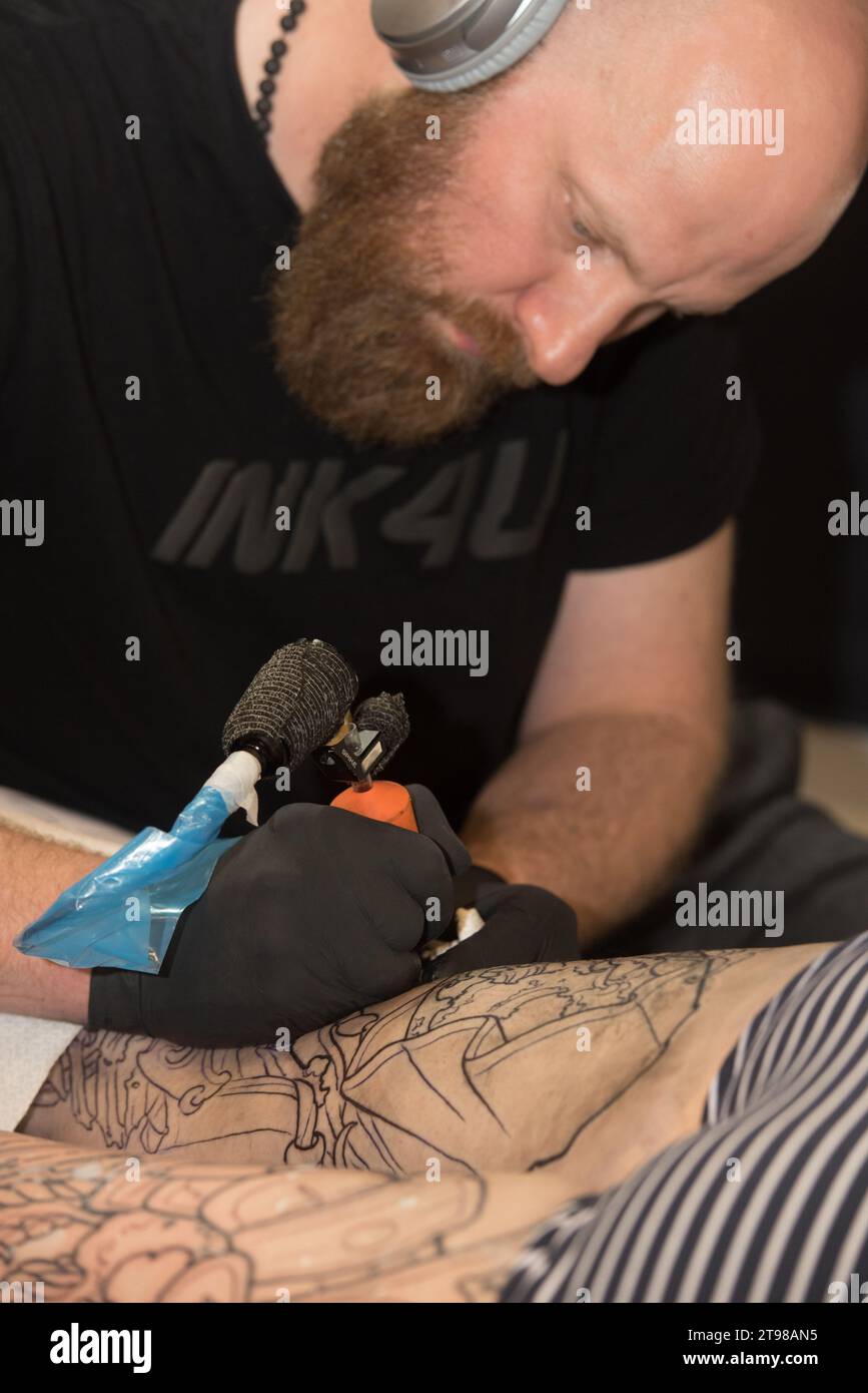Convegno del tatuaggio a Varsavia 2019 che mostra arte e artigianato di tatuatori professionisti. Foto Stock