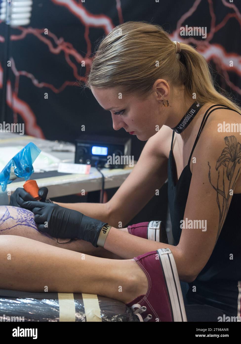 Convegno del tatuaggio a Varsavia 2019 che mostra arte e artigianato di tatuatori professionisti. Foto Stock