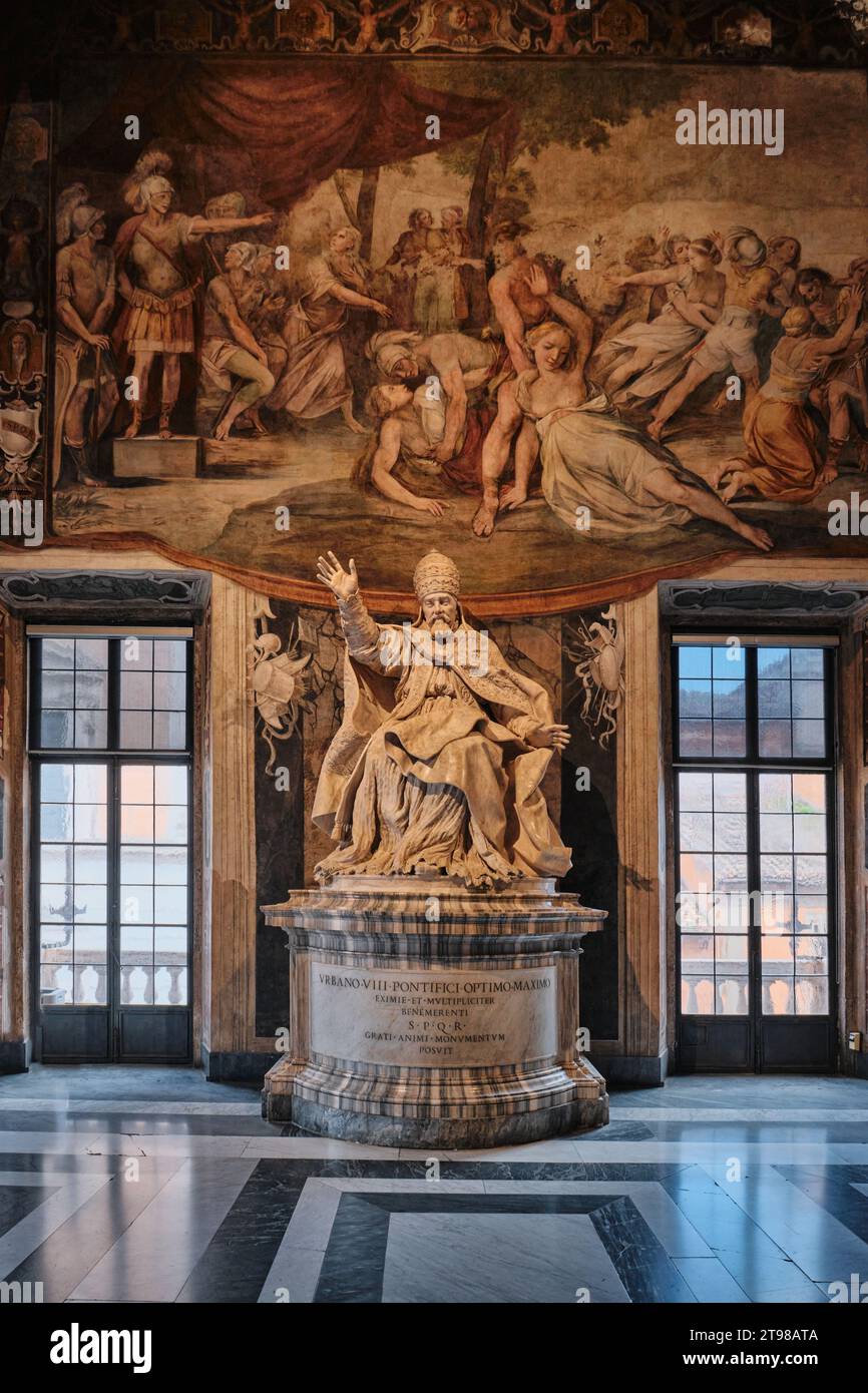Roma, Italia - 4 novembre 2023: Statua di Papa Urbano VIII, scultura di Gian Lorenzo Bernini nella sala degli Horati e Curiatii, Museo Capitolino Foto Stock