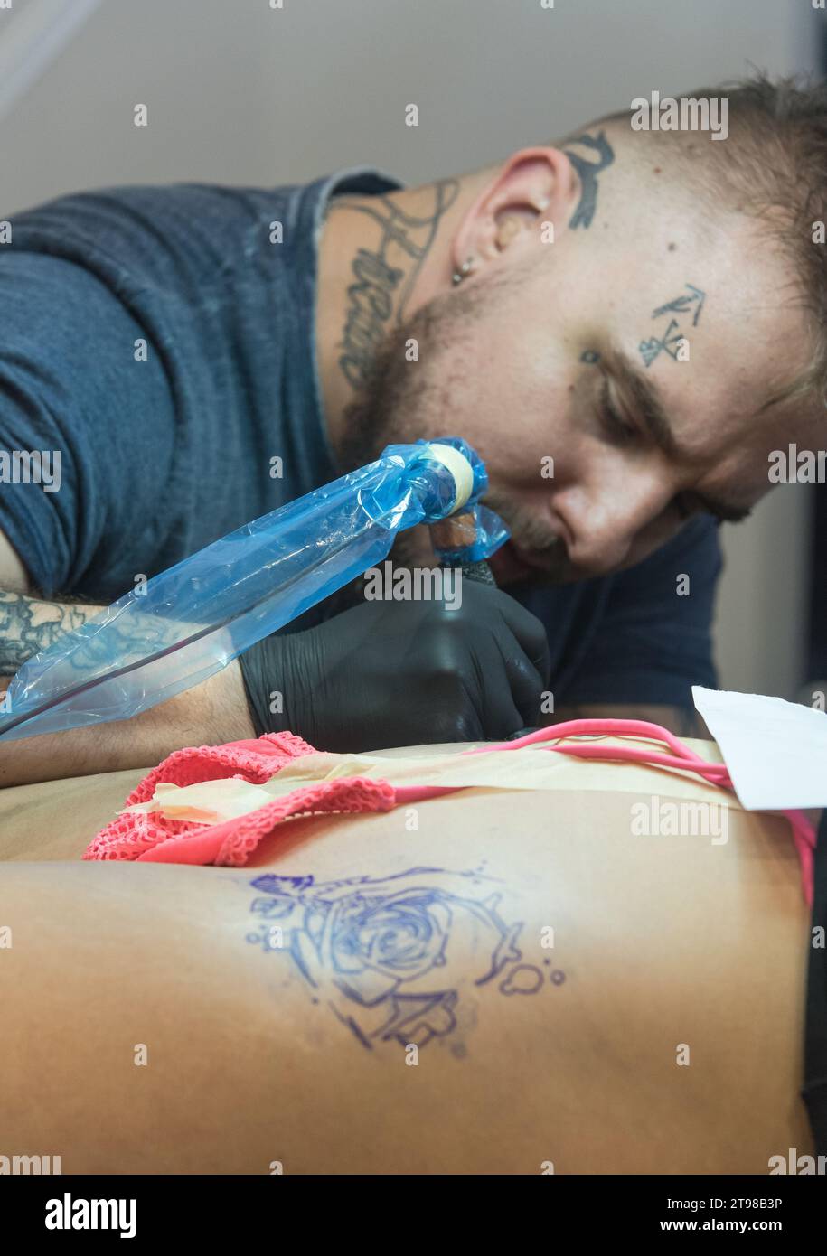 Convegno del tatuaggio a Varsavia 2019 che mostra arte e artigianato di tatuatori professionisti. Foto Stock