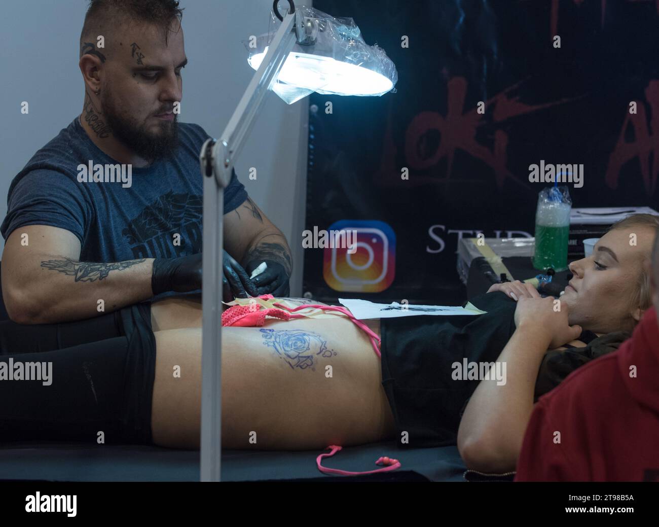 Convegno del tatuaggio a Varsavia 2019 che mostra arte e artigianato di tatuatori professionisti. Foto Stock