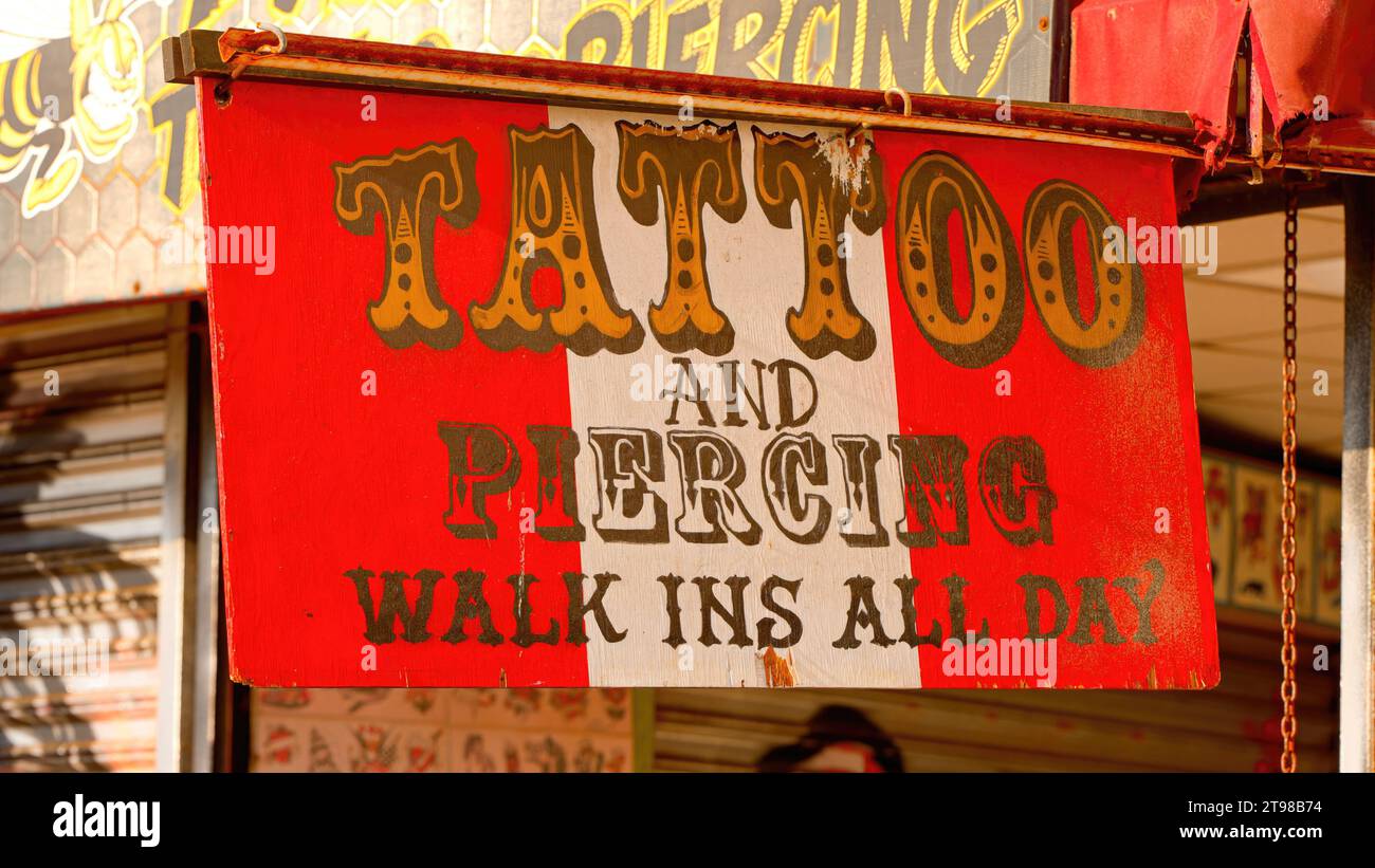 Negozio di tatuaggi a Venice Beach Ocean Front Walk - LOS ANGELES, STATI UNITI - 5 NOVEMBRE. 2023 Foto Stock