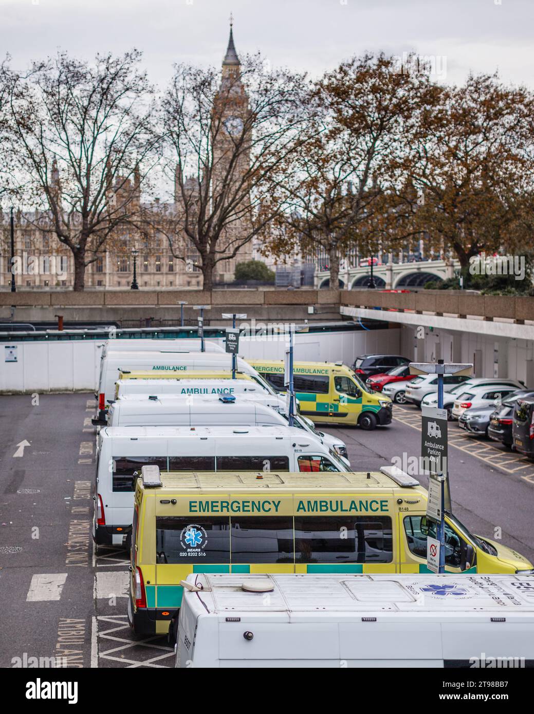 Ambulanze di emergenza nel terreno di St. L'ospedale di Thomas a Westminster, Londra. Foto Stock