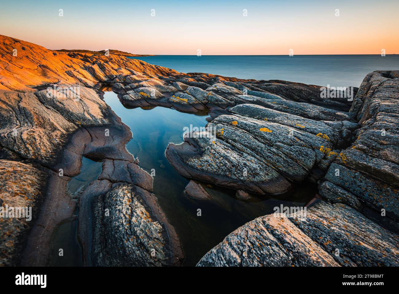 Splendido tramonto sulla costa rocciosa del litorale svedese. Foto Stock
