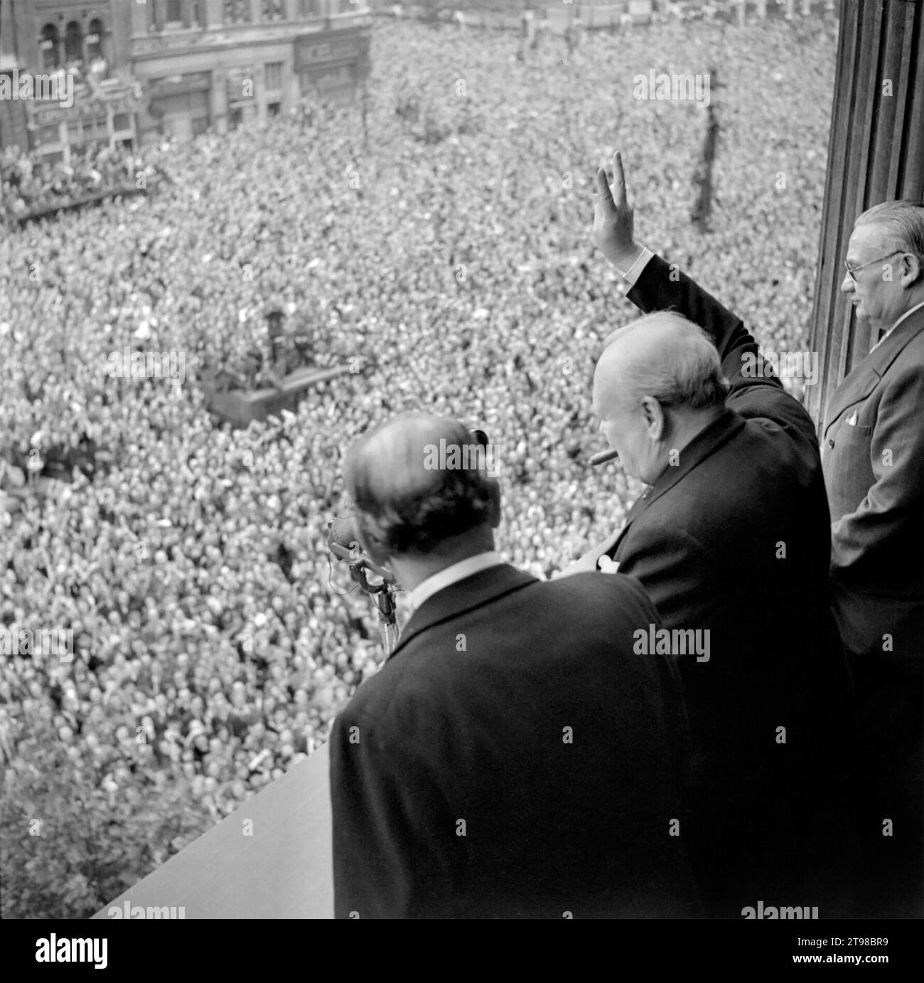 Ve Day, Londra. Winston Churchill saluta alla folla a Whitehall, Londra, il V-e Day, dopo l'annuncio della resa tedesca, 8 maggio 1945 Foto Stock