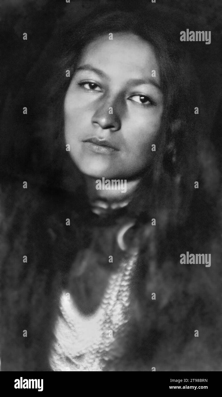 Zitkala sa. Ritratto dello scrittore e attivista nativo americano, Zitkala-ša (1876 - 1938) di Joseph Keiley, 1898 Foto Stock