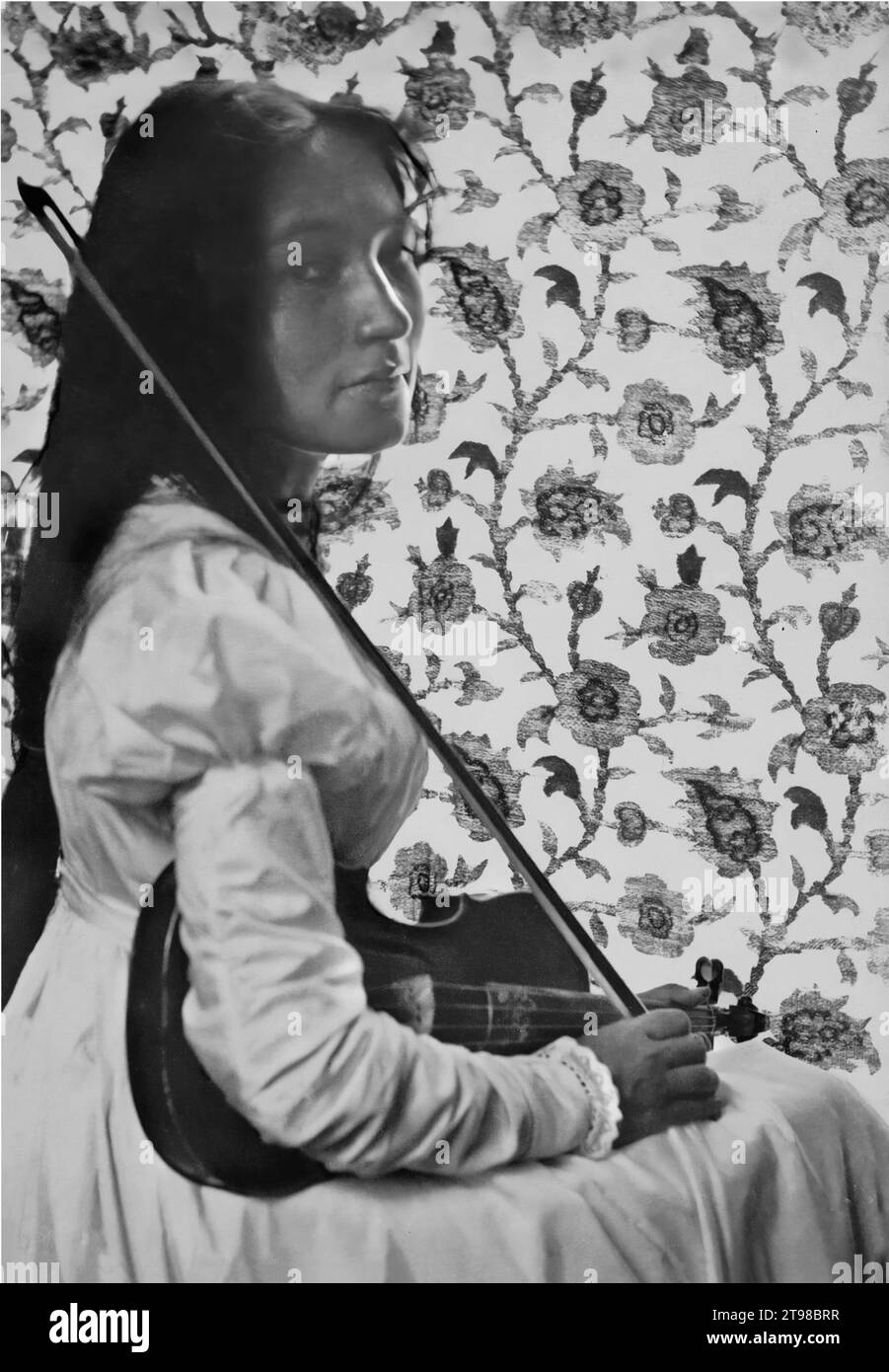 Zitcala sa. Ritratto dello scrittore e attivista nativo americano, Zitkala-ša (1876 - 1938), con un violino, di Gertrude Käsebier, 1898 Foto Stock