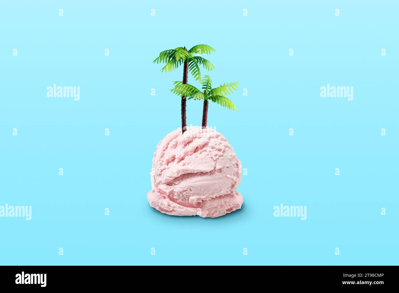 Spiaggia tropicale con palme e palme su sfondo blu. Idea creativa e minimalista per l'estate. Foto Stock