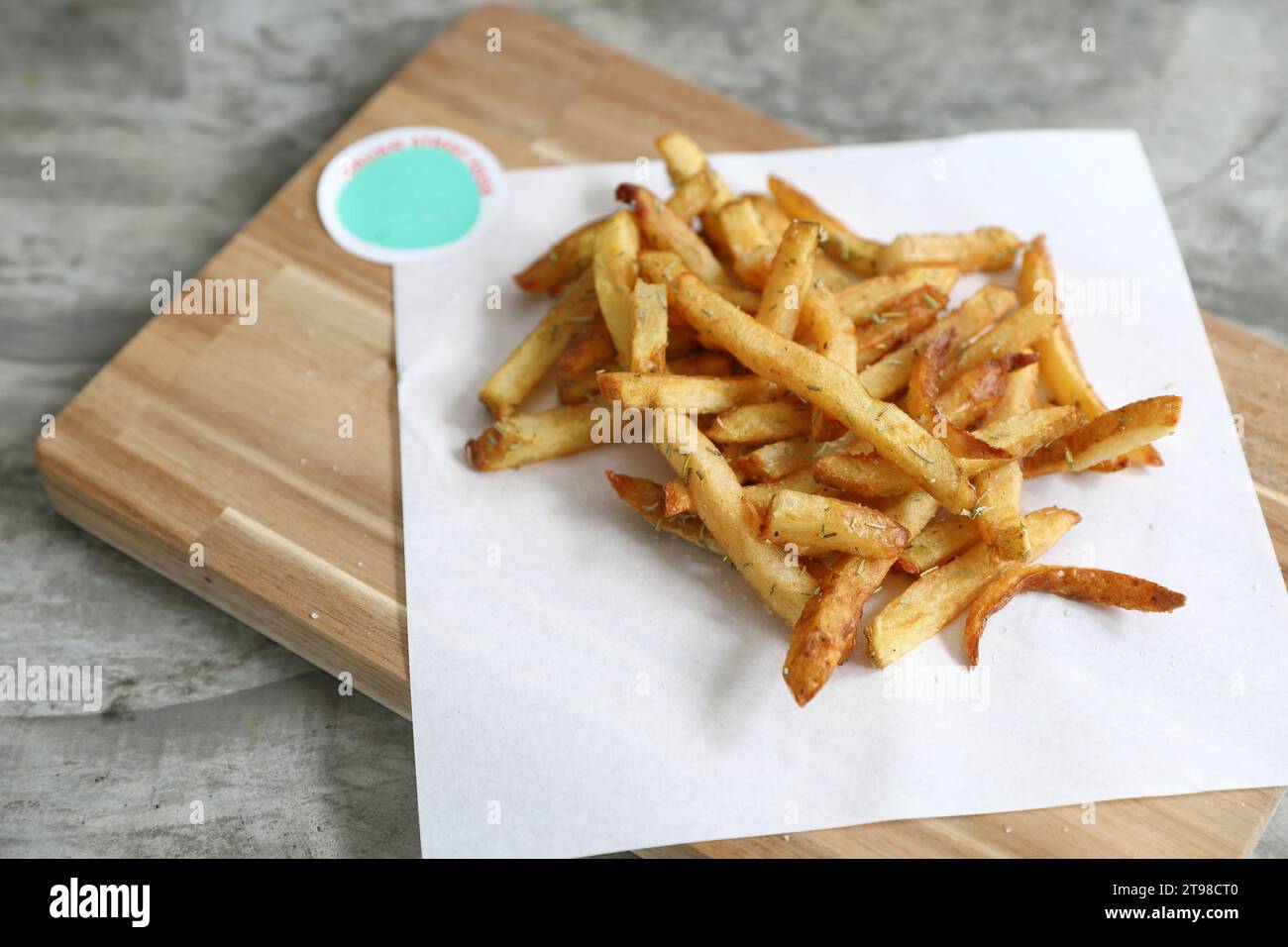 Patatine fritte fatte in casa su un tavolo rustico in legno Foto Stock