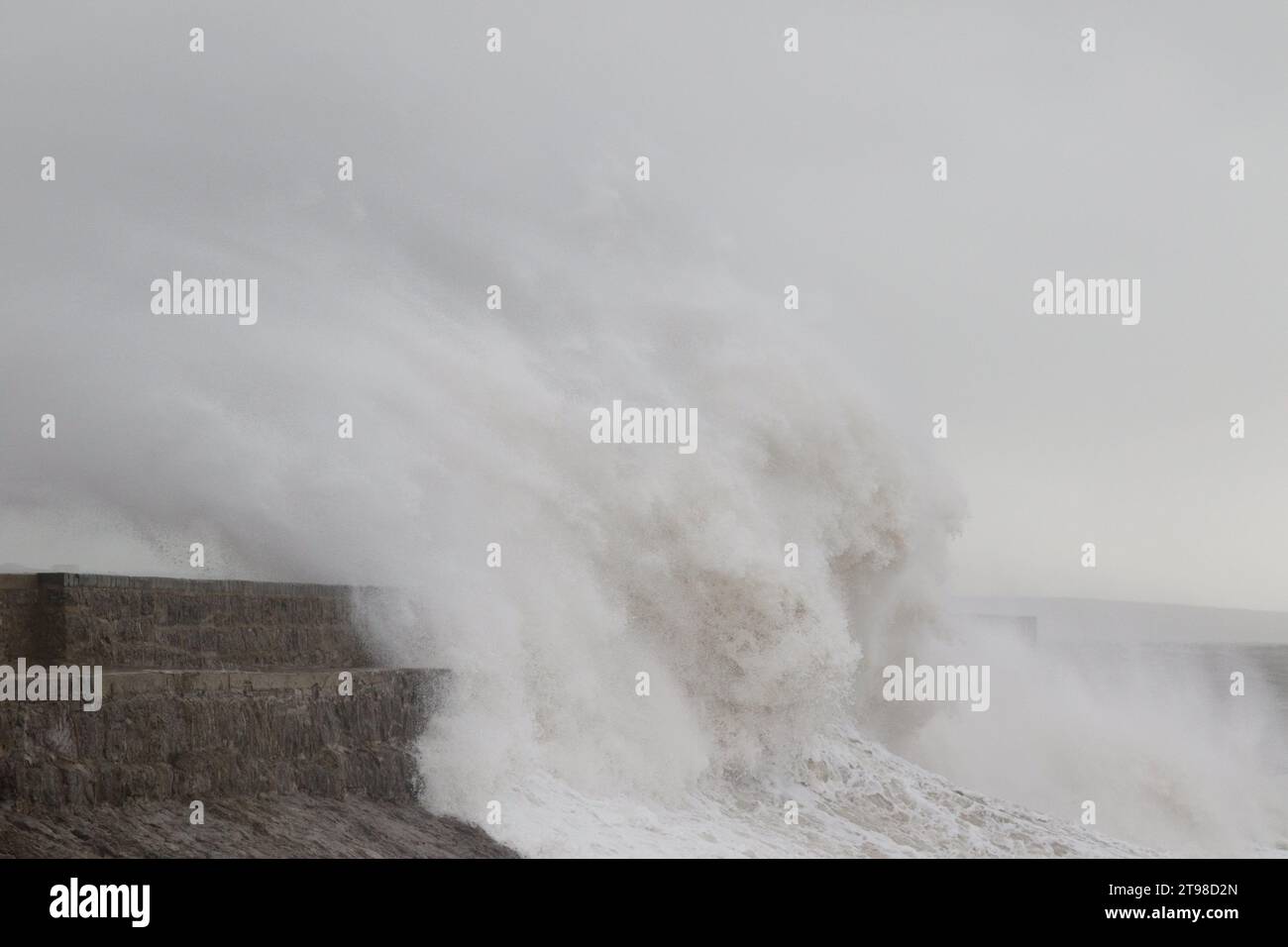 Porthcawl, Galles del Sud, Regno Unito. 19 novembre 2023. Meteo del Regno Unito: Grandi onde si infrangono sul faro questa mattina con raffiche di 50 km/h. Foto Stock