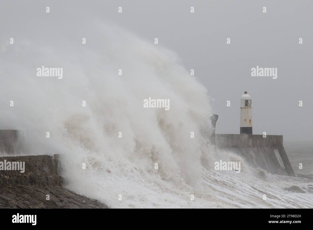 Porthcawl, Galles del Sud, Regno Unito. 19 novembre 2023. Meteo del Regno Unito: Grandi onde si infrangono sul faro questa mattina con raffiche di 50 km/h. Foto Stock