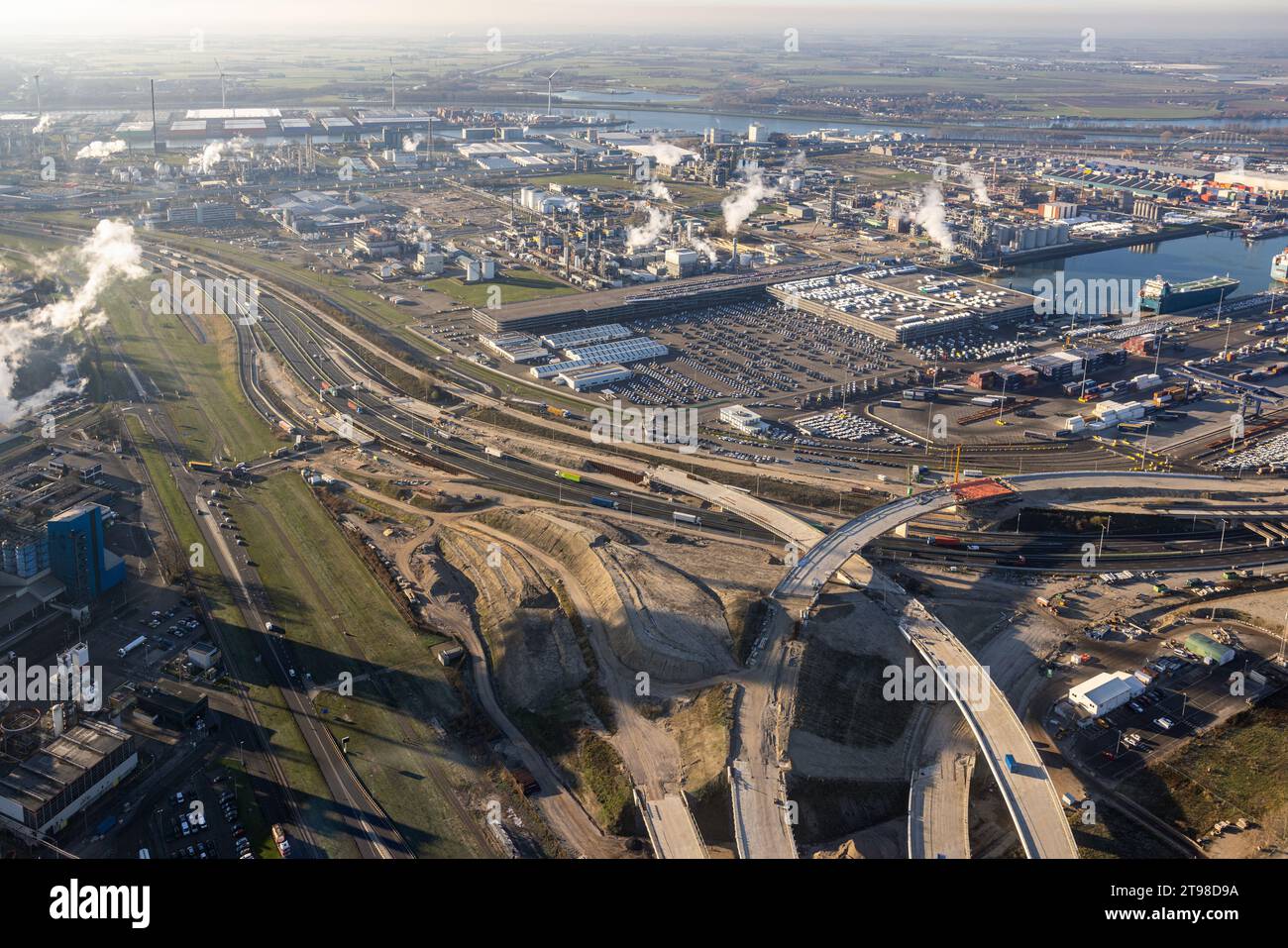 Vista aerea dell'area industriale olandese Rotterdam con cantiere nuovo quadrifoglio della superstrada Foto Stock