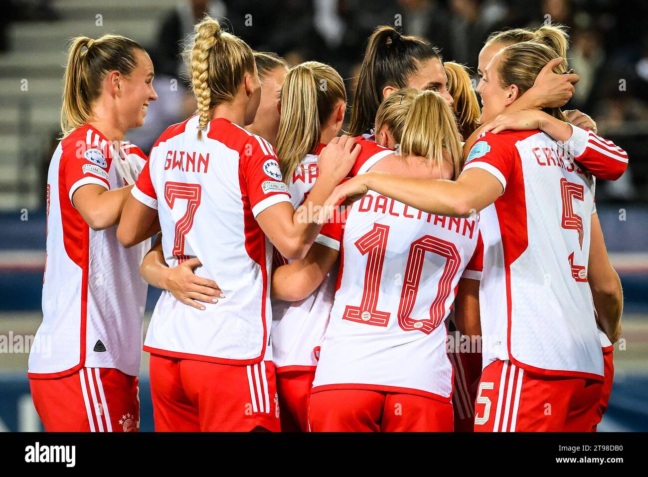 Parigi, Francia, Francia. 23 novembre 2023. Magdalena ERIKSSON del Bayern Monaco festeggia il suo gol con le compagni di squadra durante la partita di UEFA Women's Champions League del gruppo C tra il Paris Saint-Germain e il FC Bayern Monaco allo stadio Jean-Bouin il 23 novembre 2023 a Parigi, in Francia. (Immagine di credito: © Matthieu Mirville/ZUMA Press Wire) SOLO USO EDITORIALE! Non per USO commerciale! Foto Stock