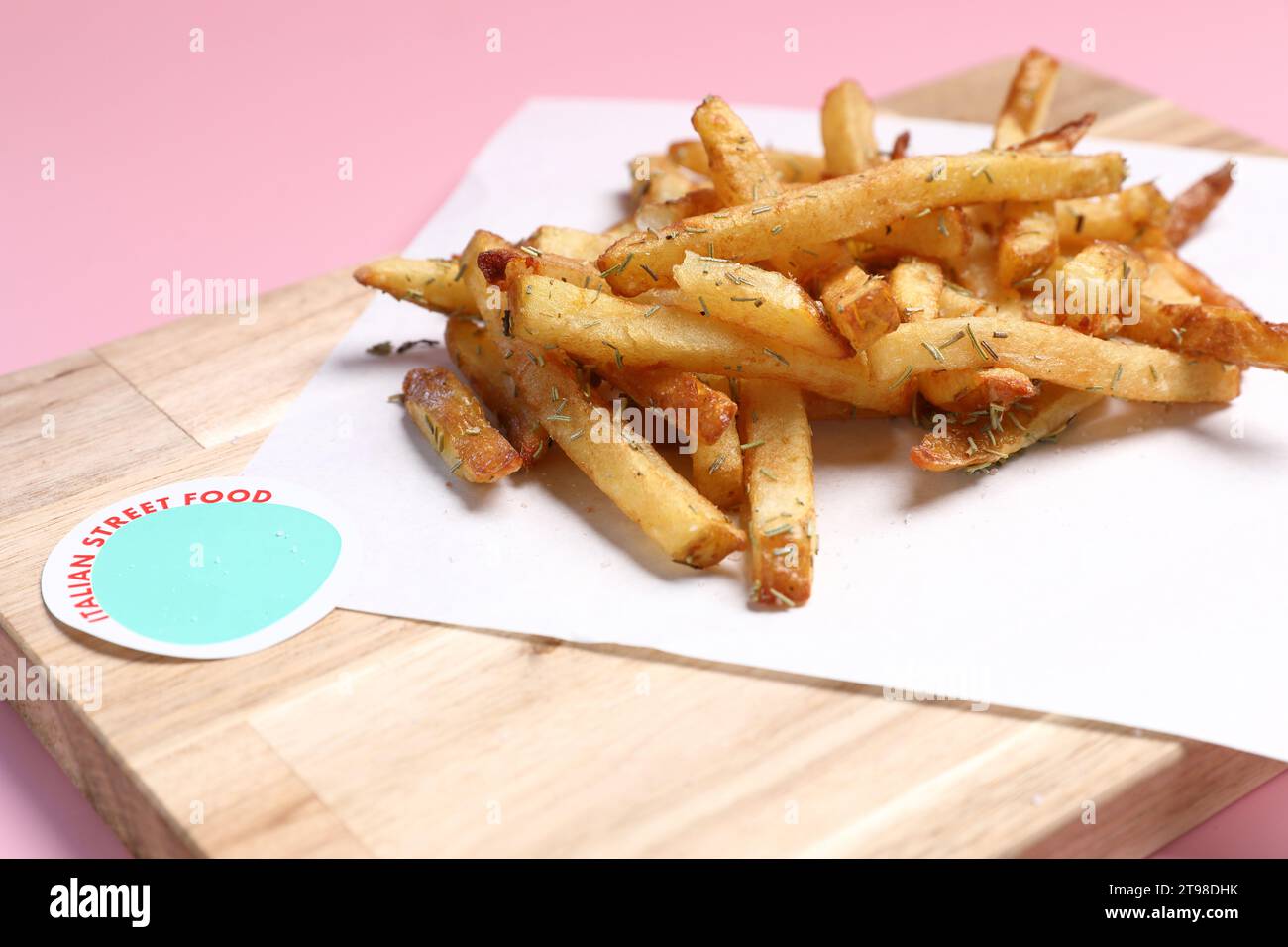 Patatine fritte fatte in casa su un tavolo rustico in legno Foto Stock