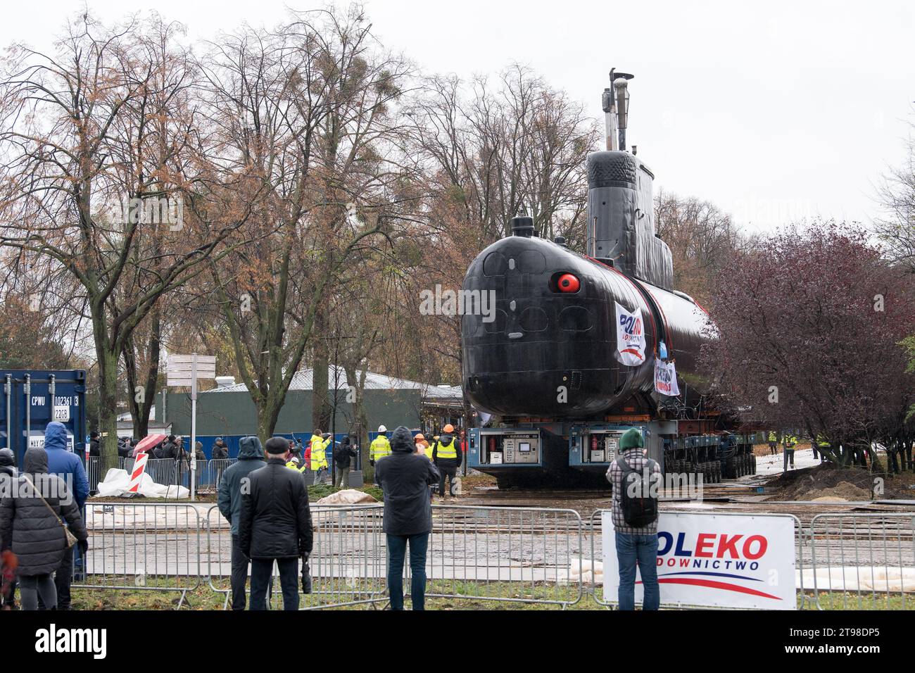 Gdynia, Polonia. 23 novembre 2023. Il sottomarino polacco classe Kobben ORP Sokol 294, ex Stord norvegese HNoMS (S-308), è trasportato al Museo Navale per essere un'esposizione all'aperto © Wojciech Strozyk / Alamy Live News Foto Stock