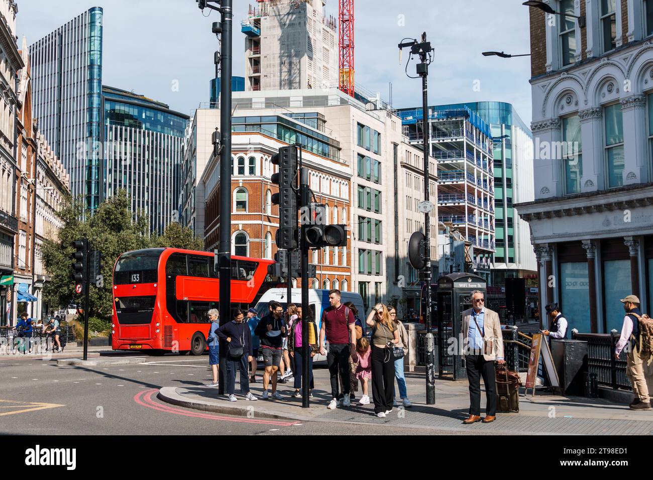 Londra, Regno Unito - 25 agosto 2023: Persone che attraversano la strada nella City di Londra. Foto Stock