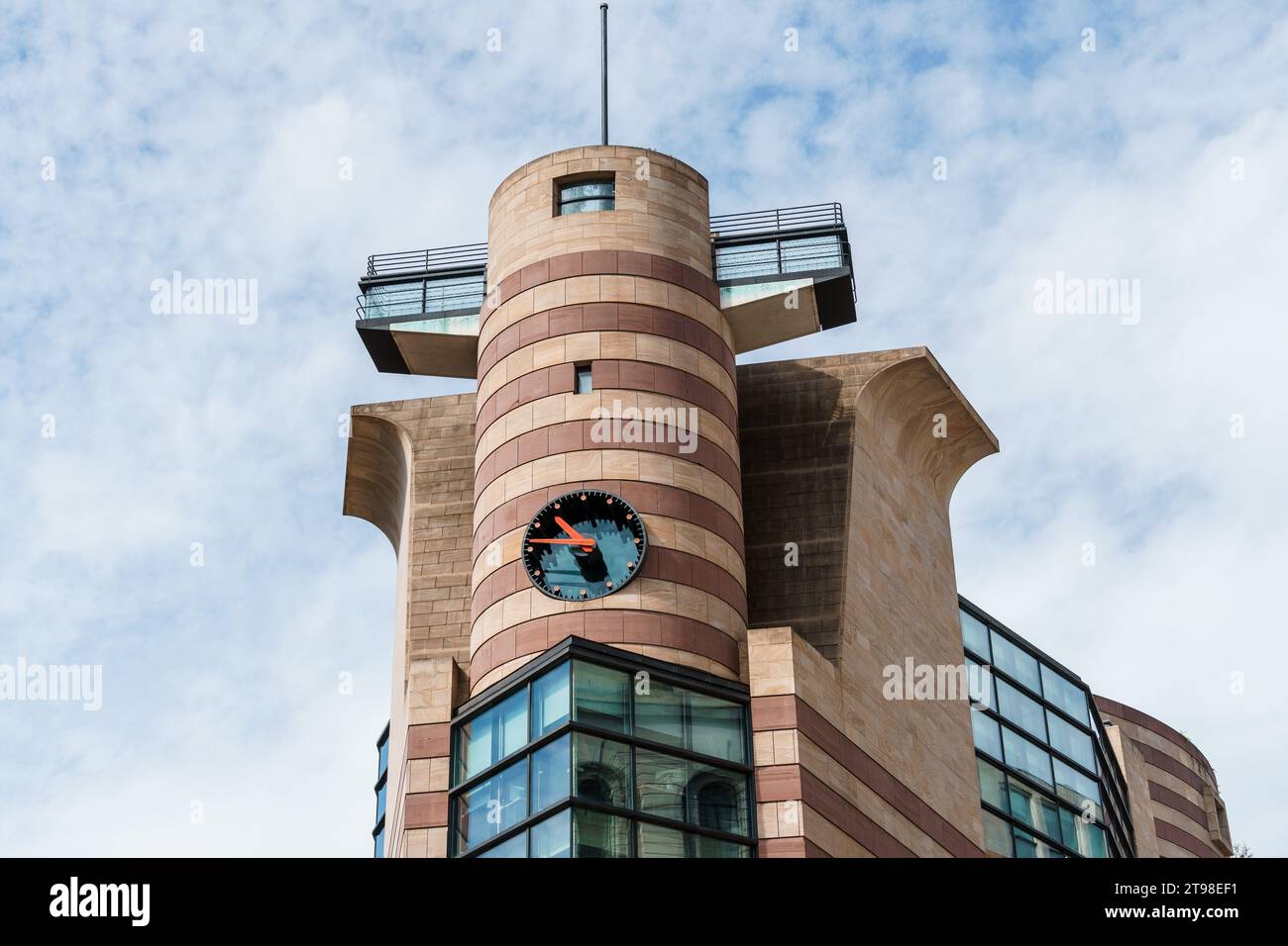 Londra, Regno Unito - 25 agosto 2023: Il primo edificio avicolo nella City di Londra. Ufficio e edificio commerciale di James Stirling in stile postmodernista Foto Stock