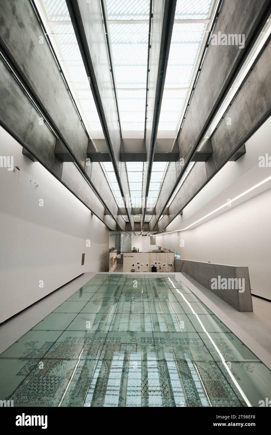 Roma, Italia - ottobre 29 2023: Interno del MAXXI museo nazionale di arte e architettura contemporanea del XXI secolo, edificio progettato da Zaha Hadid Foto Stock