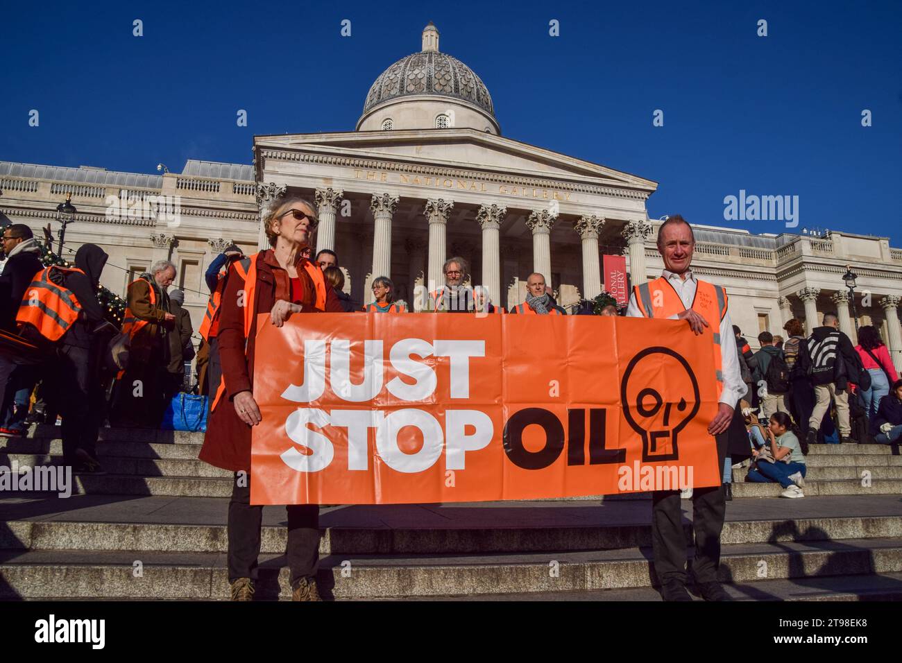 Londra, Regno Unito. 23 novembre 2023. Gli attivisti iniziano la loro marcia con uno striscione Just Stop Oil durante la manifestazione a Trafalgar Square. Il gruppo di azione per il clima ha marciato da Trafalgar Square sul marciapiede e sono stati arrestati pochi secondi dopo essere saliti sulla strada il quarto giorno di fila mentre continuano le loro proteste contro le nuove licenze per i combustibili fossili. Credito: SOPA Images Limited/Alamy Live News Foto Stock