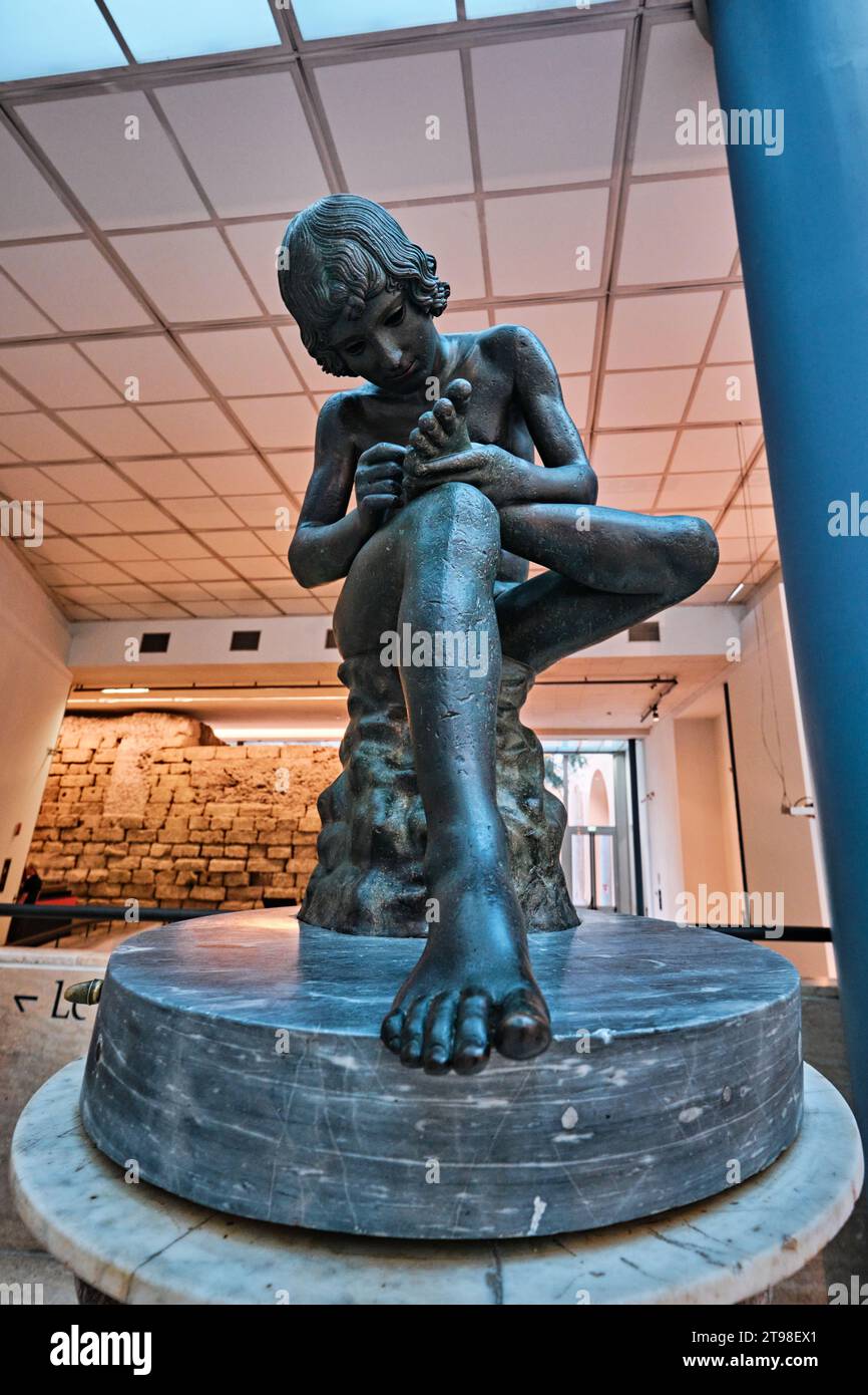 Roma, Italia - ottobre 29 2023: Lo Spinario, scultura ellenistica in bronzo greco-romana di un ragazzo che ritira una spina dalla suola del piede Foto Stock