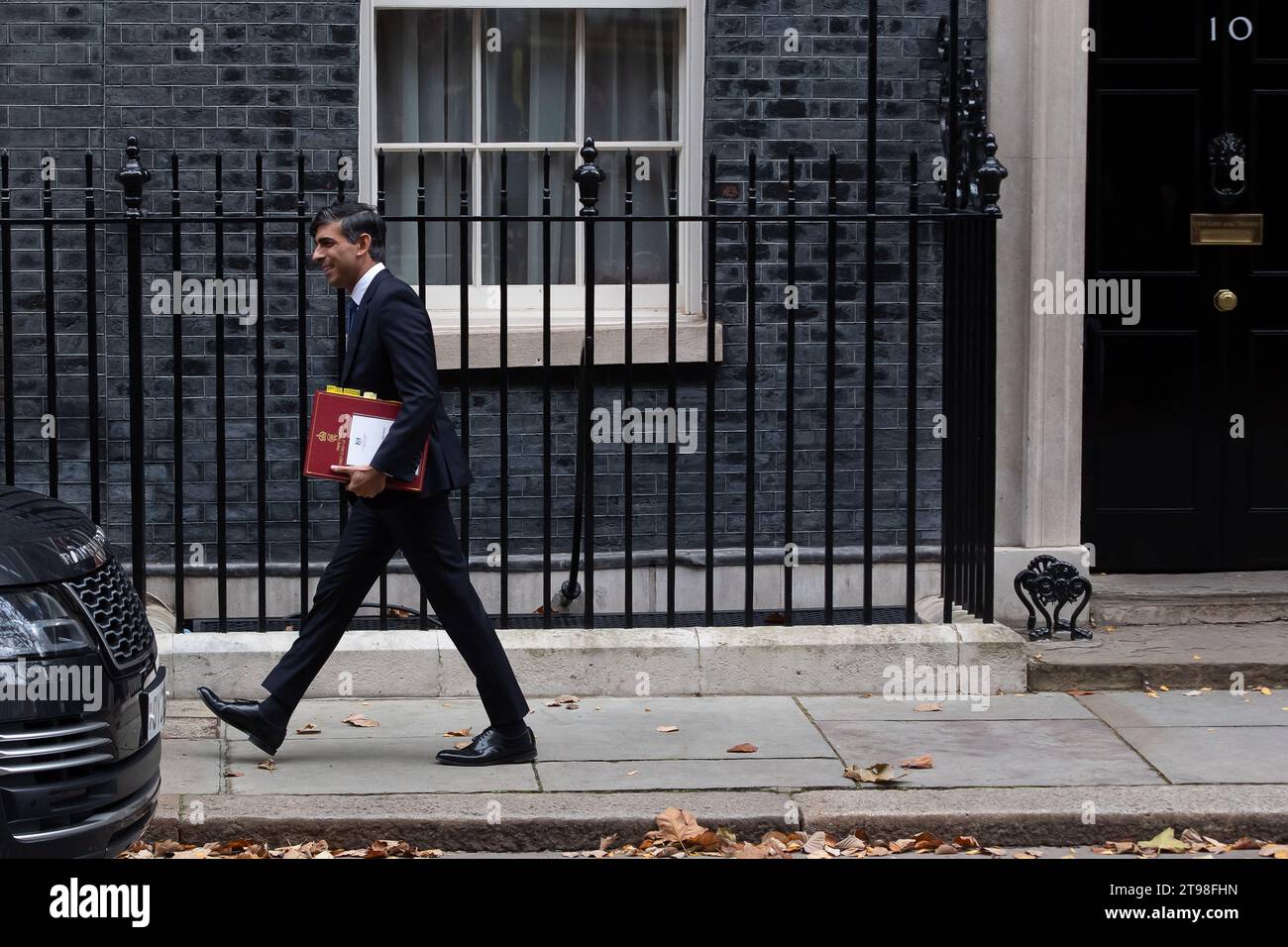 Whitehall, Londra, Regno Unito. 22 novembre 2023. Il primo Ministro Rishi Sunak, lascia il numero 10 di Downing Street per partecipare al tempo delle interrogazioni del primo Ministro alla camera dei comuni il giorno dell'annuncio della dichiarazione d'autunno del Cancelliere Jeremy Hunt. Credito: Maureen McLean/Alamy Foto Stock