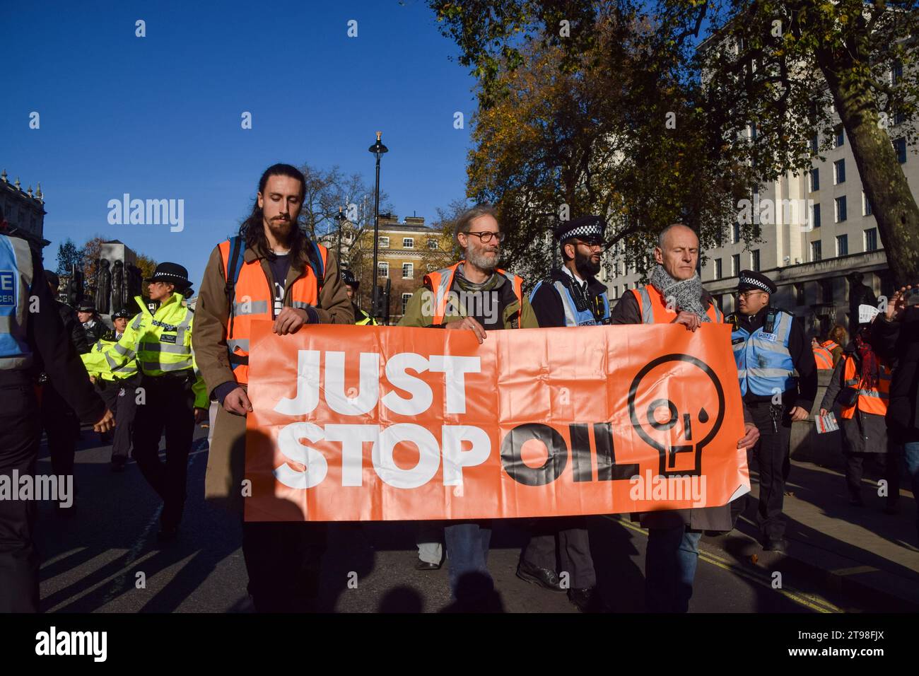 Londra, Regno Unito. 23 novembre 2023. Gli attivisti marciano con uno striscione Just Stop Oil durante la manifestazione a Whitehall. Il gruppo di azione per il clima ha marciato da Trafalgar Square sul marciapiede e sono stati arrestati pochi secondi dopo essere saliti sulla strada il quarto giorno di fila mentre continuano le loro proteste contro le nuove licenze per i combustibili fossili. (Immagine di credito: © Vuk Valcic/SOPA Images via ZUMA Press Wire) SOLO PER USO EDITORIALE! Non per USO commerciale! Foto Stock