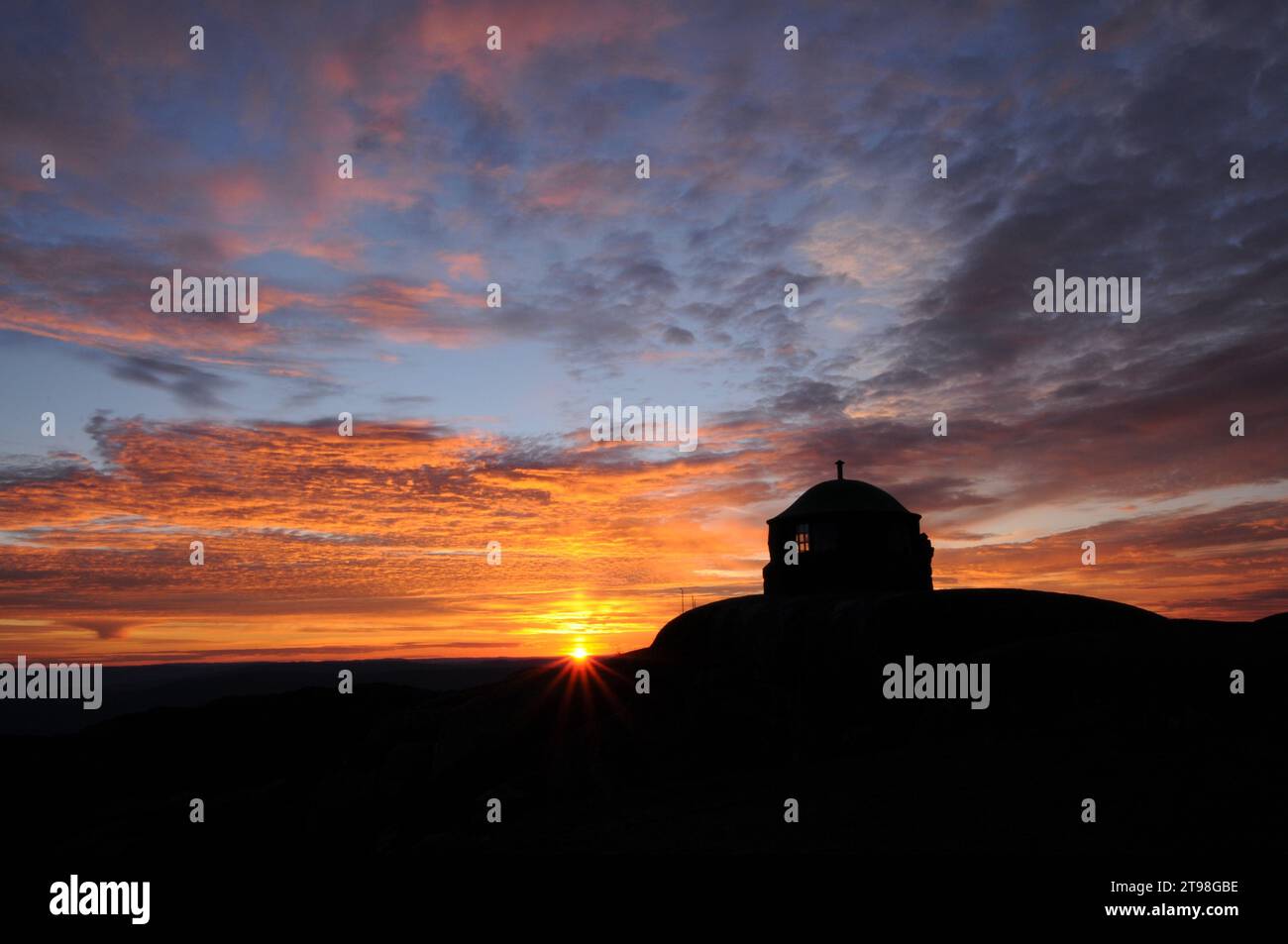 Alba di fronte a uno scalpellino sulla cima di una montagna in Norvegia Foto Stock