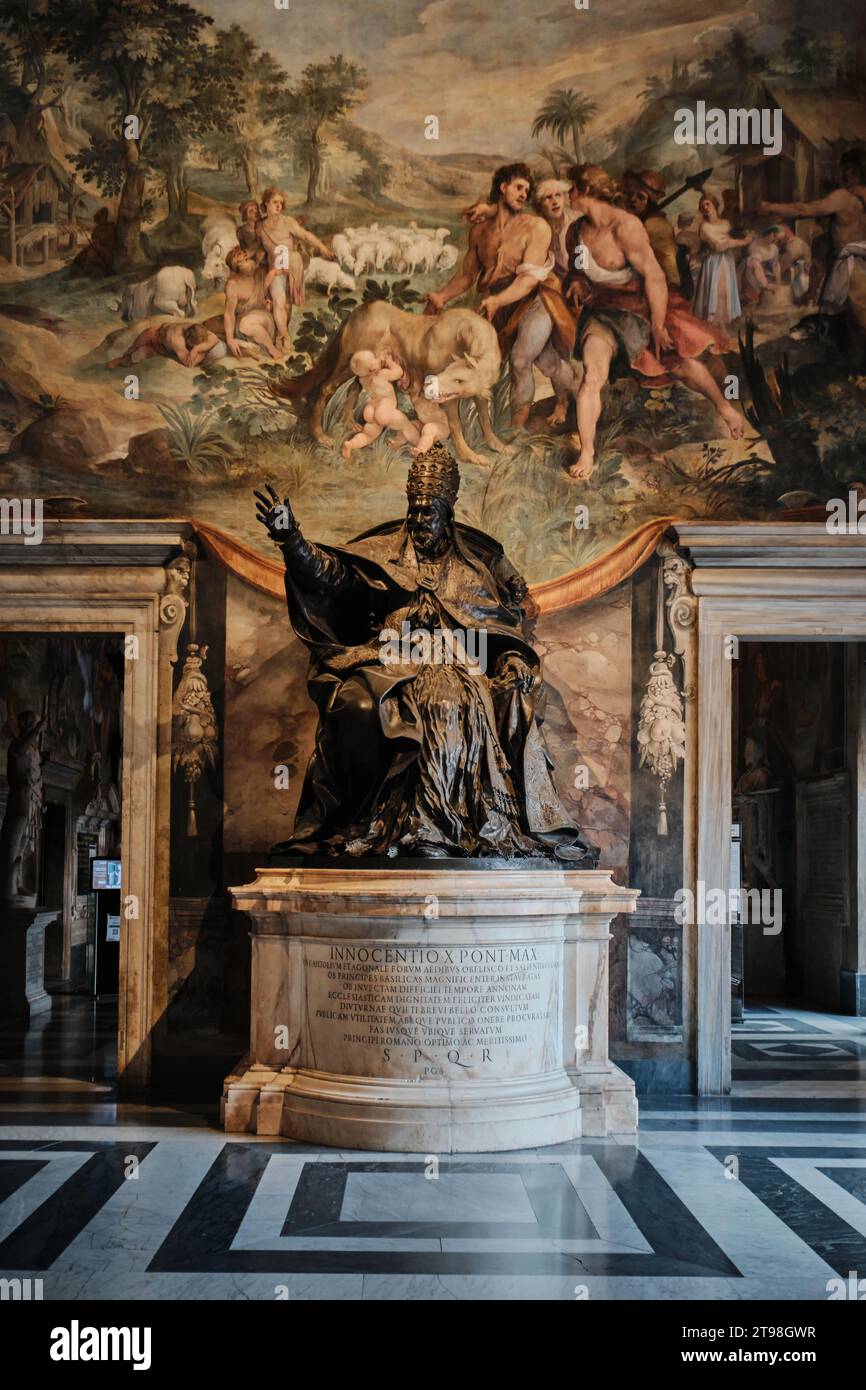 Roma, Italia - 4 novembre 2023: Statua di Papa Innocenzo X nella sala degli Orazi e Curiatii, Musei Capitolini Foto Stock