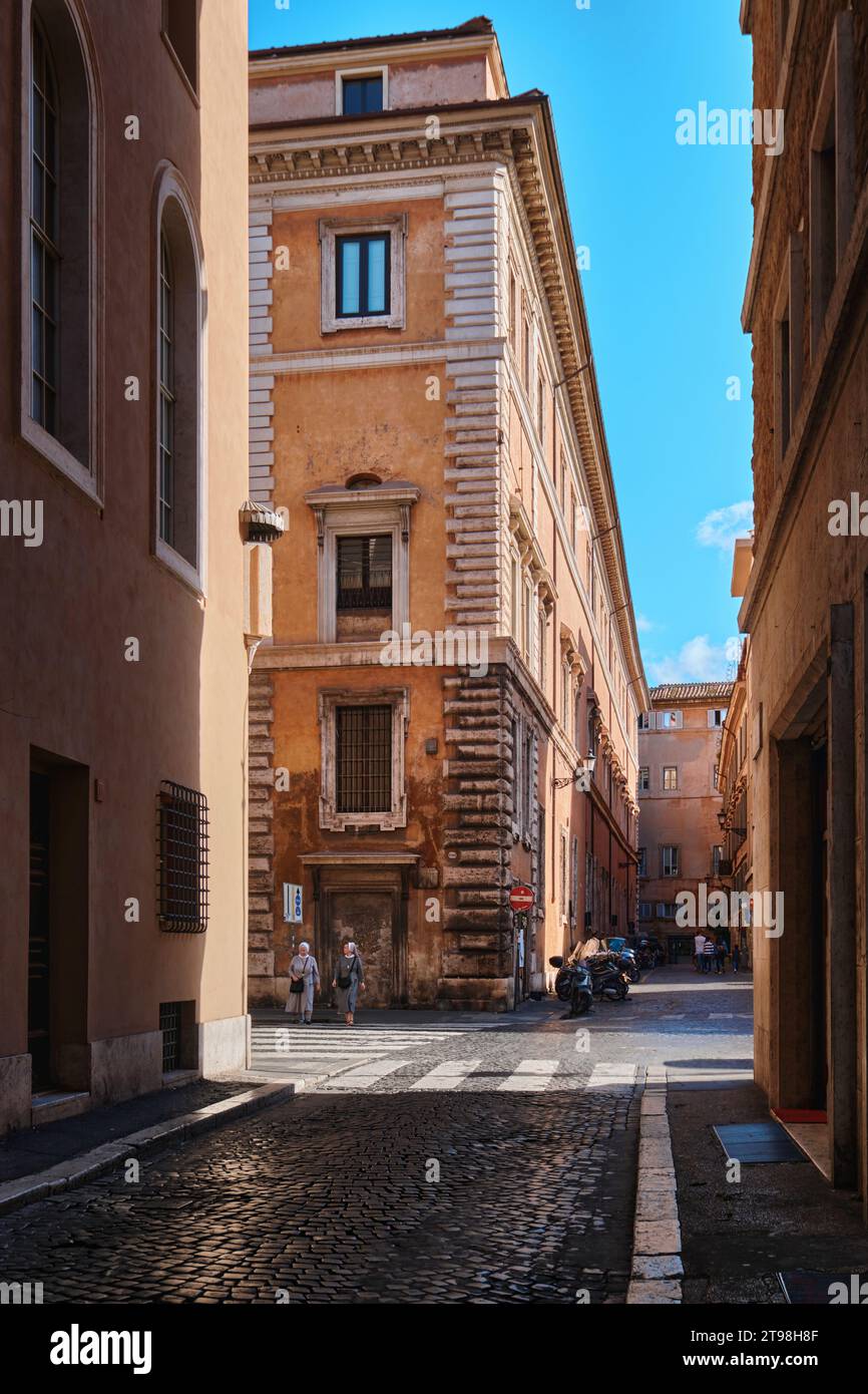 Roma, Italia - ottobre 29 2023: Antiche strade storiche e tipico stile architettonico romano nel centro città Foto Stock