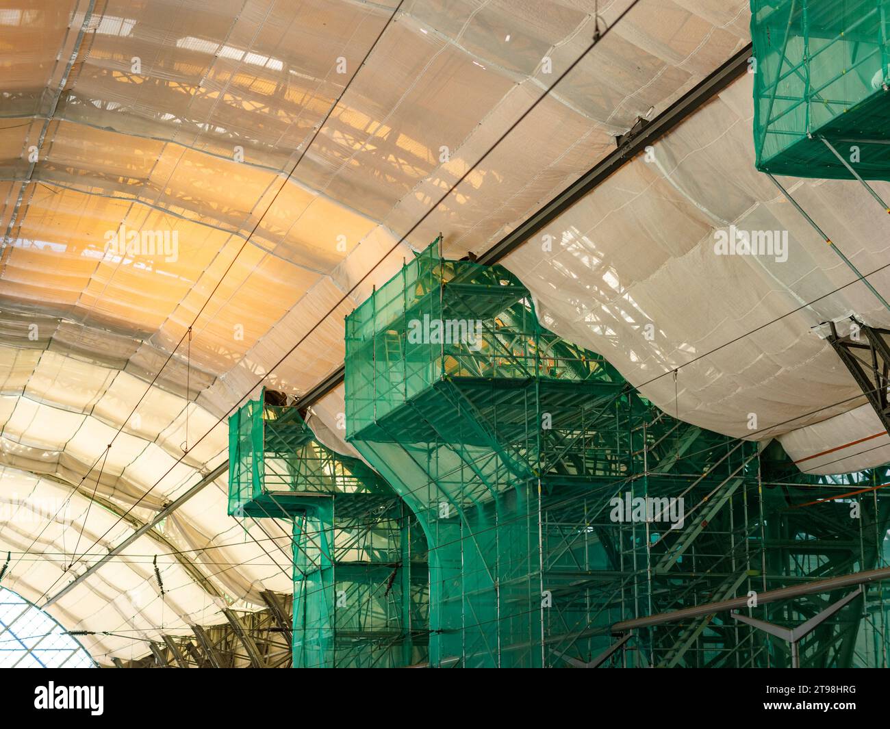 Ponteggi nella stazione centrale per la riparazione del tetto. La membrana era danneggiata e necessitava di una sostituzione. C'è un grande cantiere. Foto Stock