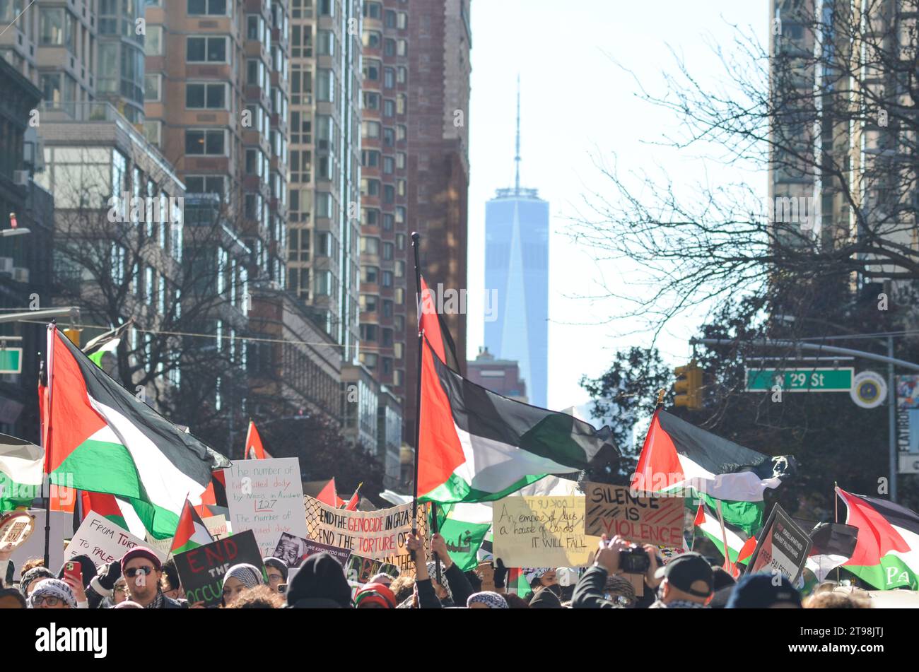 New York City, Stati Uniti. 23 novembre 2023. I sostenitori palestinesi di tutte le età e colori marciano per le strade di Manhattan a sostegno di Gaza. Credito: Ryan Rahman/Alamy Live News Foto Stock