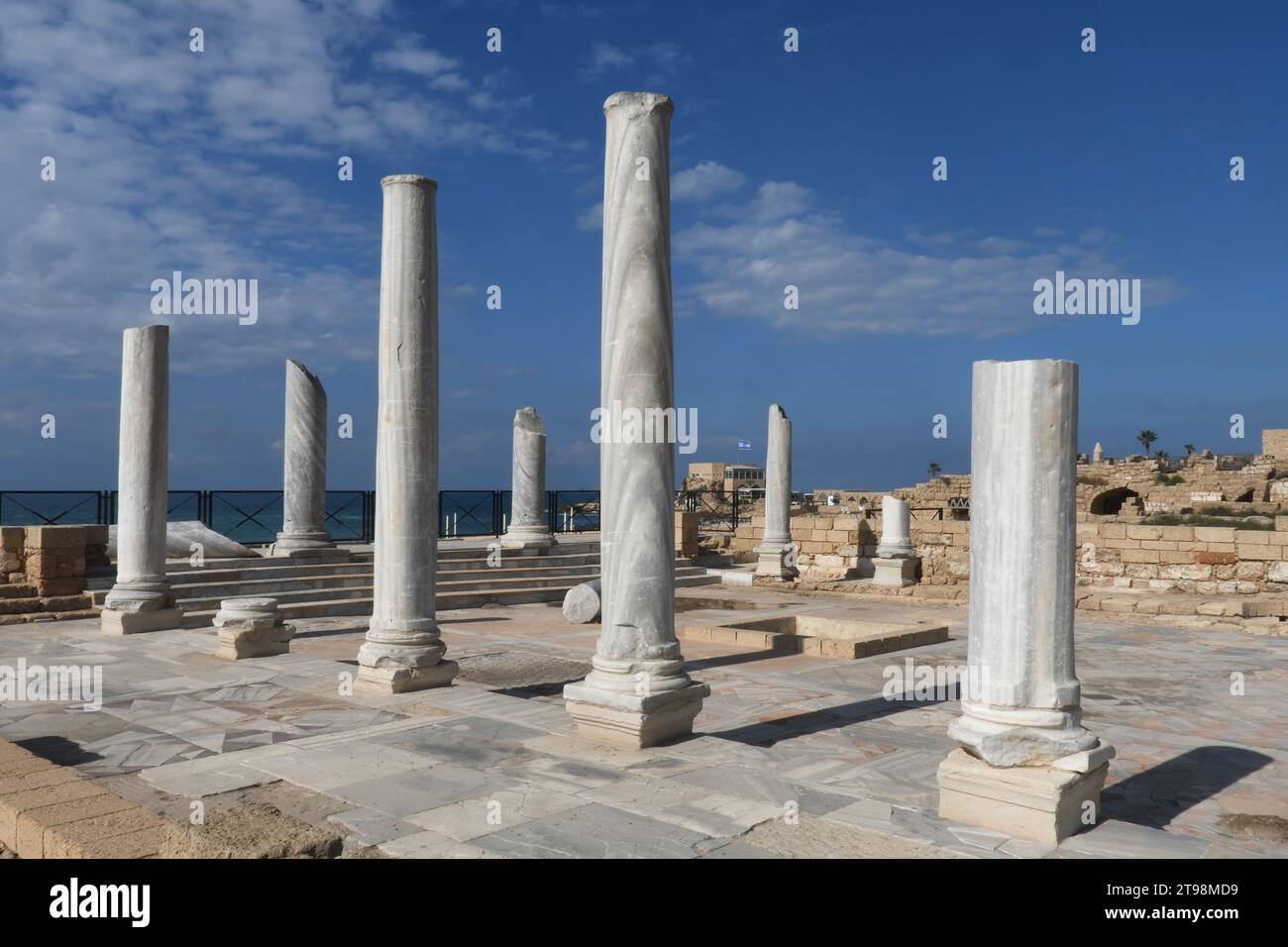 Antiche colonne di marmo a Cesarea. Israele. Foto Stock
