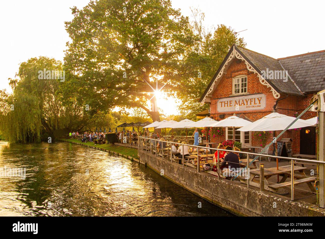 Il famoso Mayfly Pub sulle rive del fiume test nell'Hampshire, Inghilterra Foto Stock