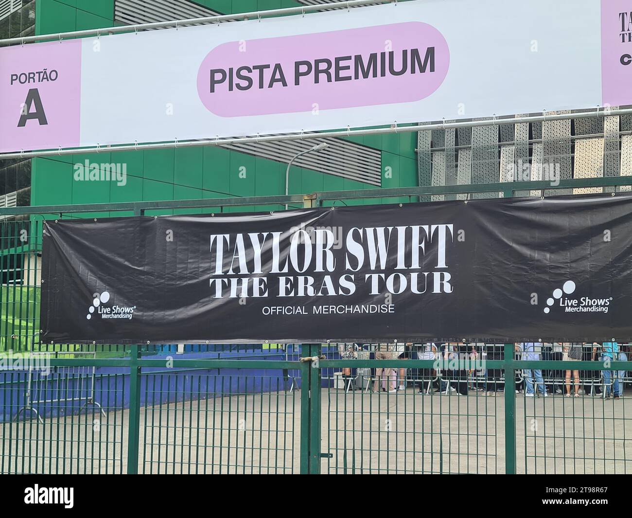 San Paolo, San Paolo, Brasile. 23 novembre 2023. SAN PAOLO (SP), 11/23/2023 - CODA/BIGLIETTI/TAYLOR SWIFT - coda rimossa biglietti e kit di merchandising per il Taylor Swift Show, che si svolge il 24/25 e il 26/11 presso Allianz Parque, a San Paolo (foto: Oslaim Brito/Thenews2/Zumapress) (immagine di credito: © Oslaim Brito/TheNEWS2 via ZUMA Press Wire) SOLO USO EDITORIALE! Non per USO commerciale! Foto Stock