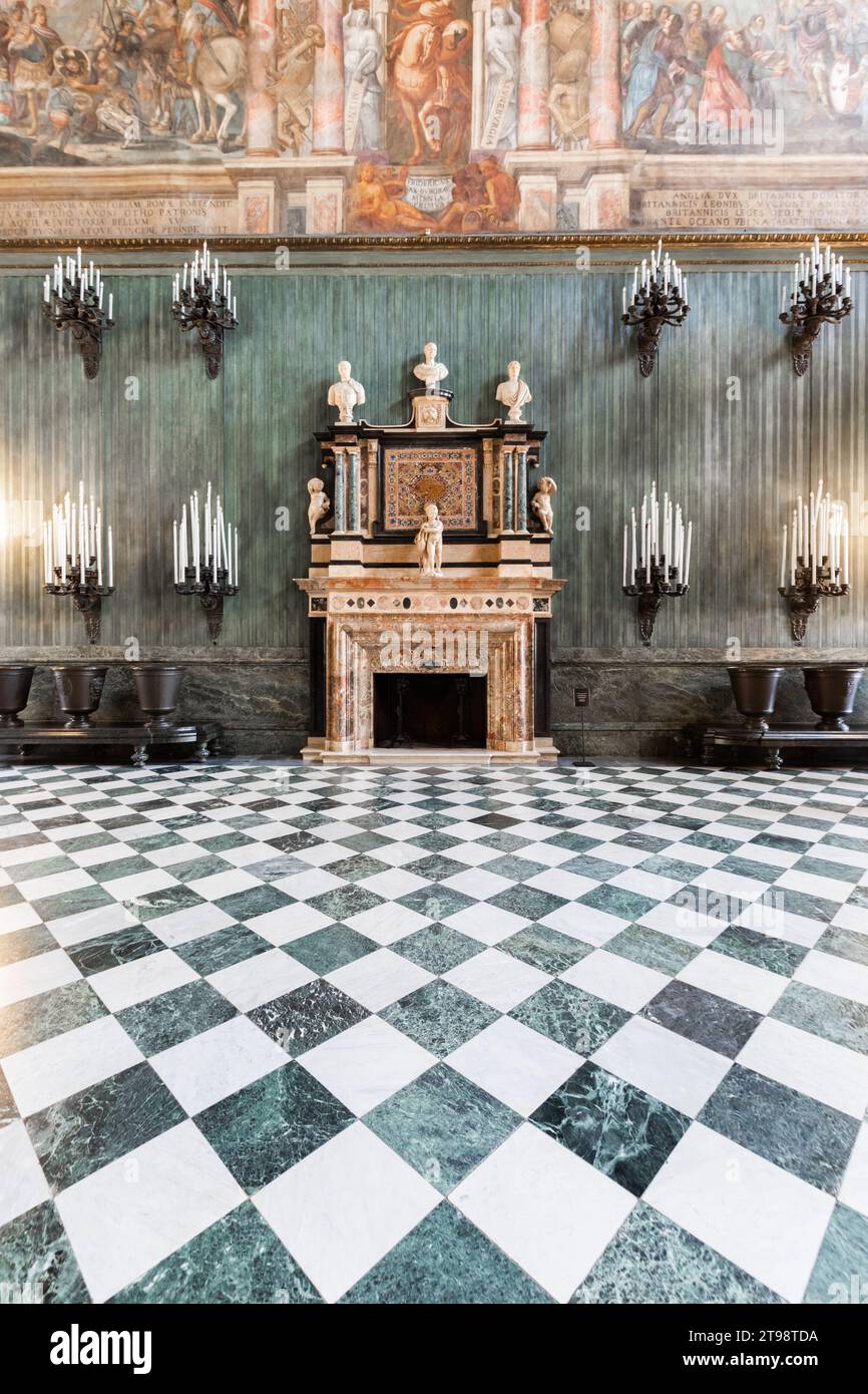 Torino, Italia - ingresso al Palazzo reale. Sala classica, marmo di lusso, vista della camera Foto Stock