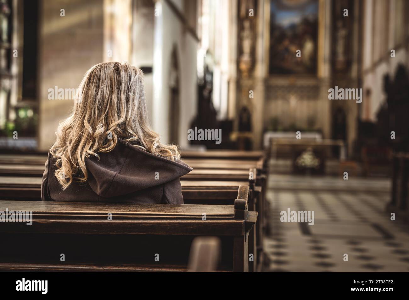 La donna cristiana sta pregando in chiesa. Concetto di religione e spiritualità. Preghiera silenziosa a Dio Foto Stock