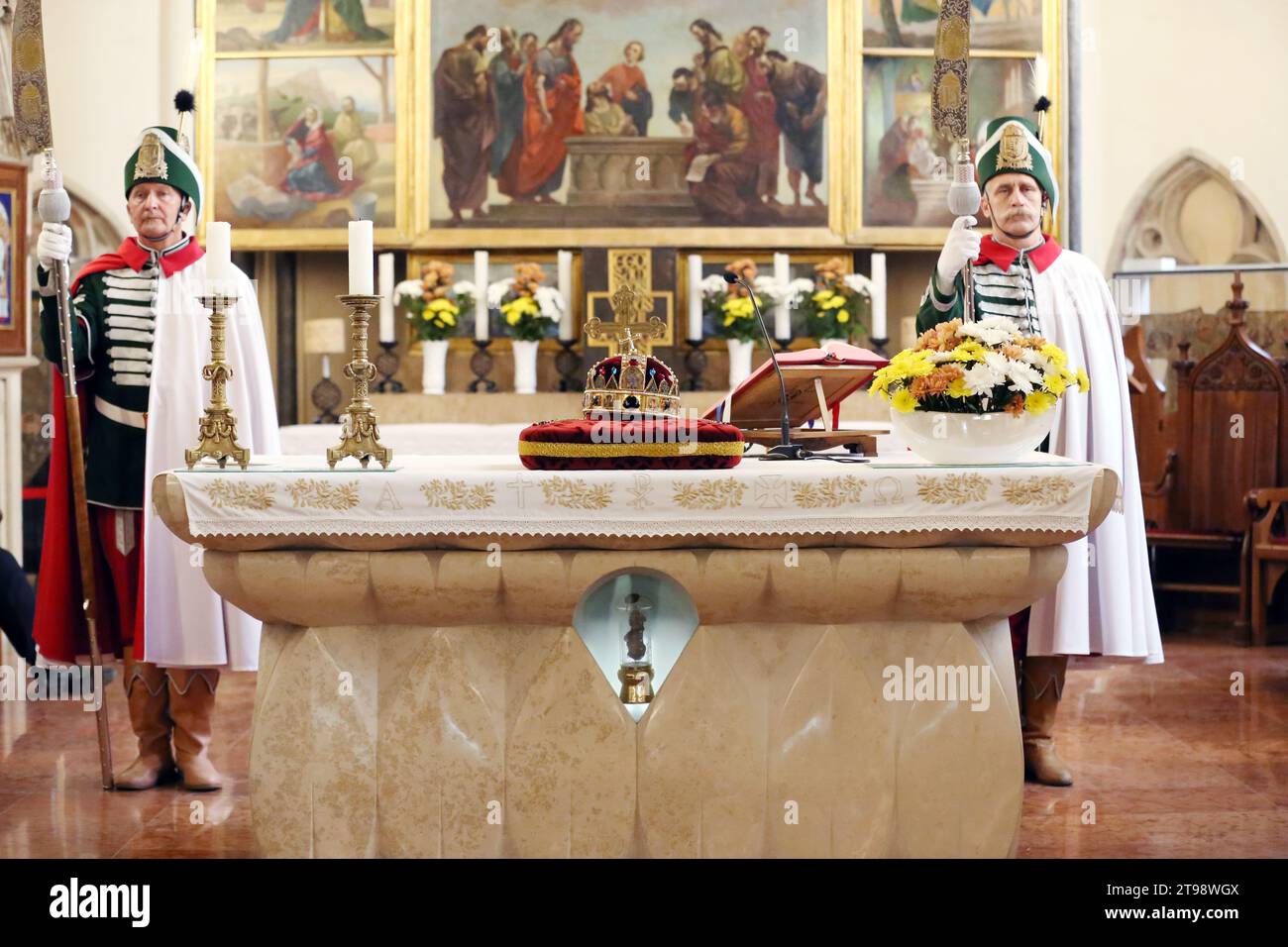 Replica della Sacra Corona d'Ungheria (Corona di Santo Stefano alias István sull'altare principale. Chiesa Parrocchiale della città interna Budapest, Ungheria, 07. il 20 ottobre Foto Stock