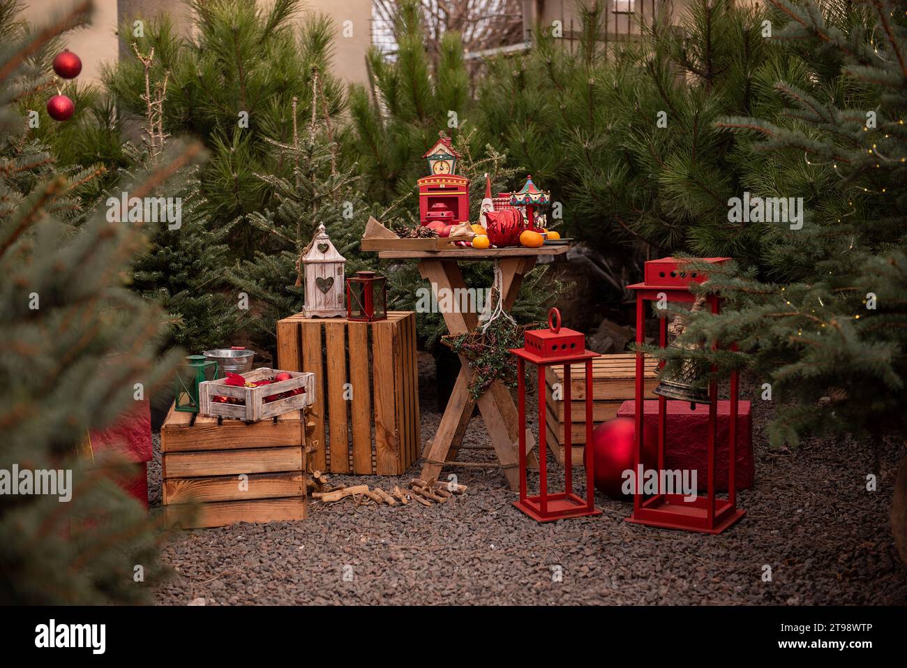 Luogo festivo per decorare il mercato all'aperto dell'albero di Natale in città. Fiera delle vacanze, decorazione del cortile. Colore rosso alla moda per lanterne, candelabri, Foto Stock