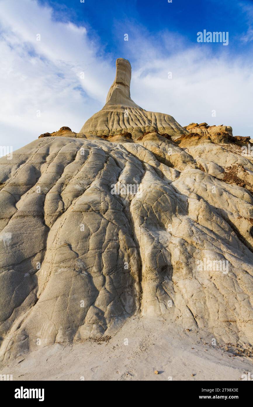 Imponente monolite hoodoo trovato nelle Badlands dell'Alberta Foto Stock
