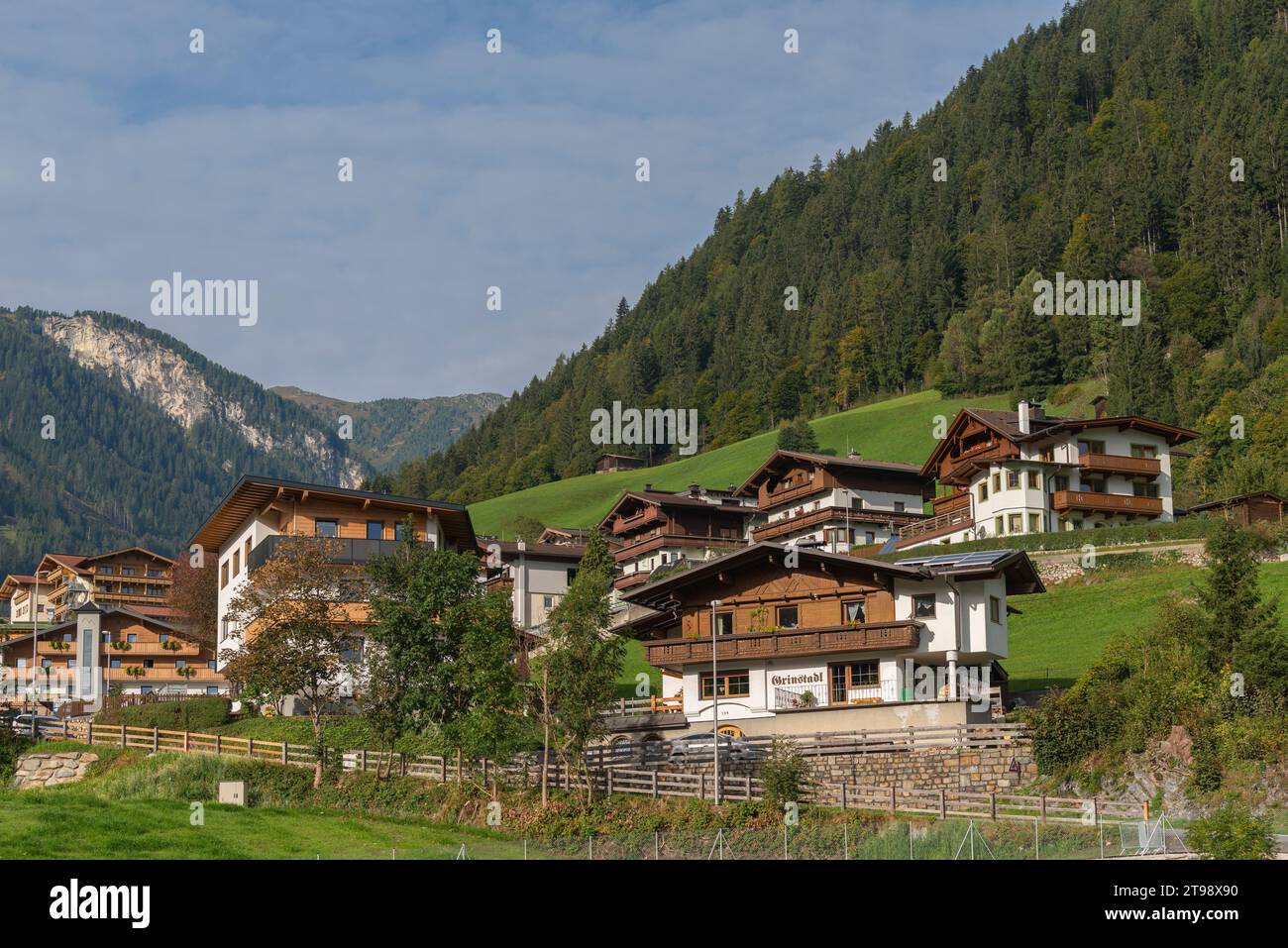 Case tirolesi con balconi in legno e frontoni nella comunità di Finkenberg, Tuxer tal, Tux, Tirolo, Zillertaler Alps, Ausrtria Foto Stock