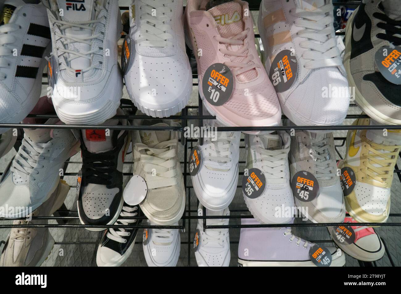 Londra, Regno Unito. 23 novembre 2023. I negozi pubblicizzano le offerte del Black Friday su Oxford Street, Londra. Crediti: Anna Watson/Alamy Live News Foto Stock